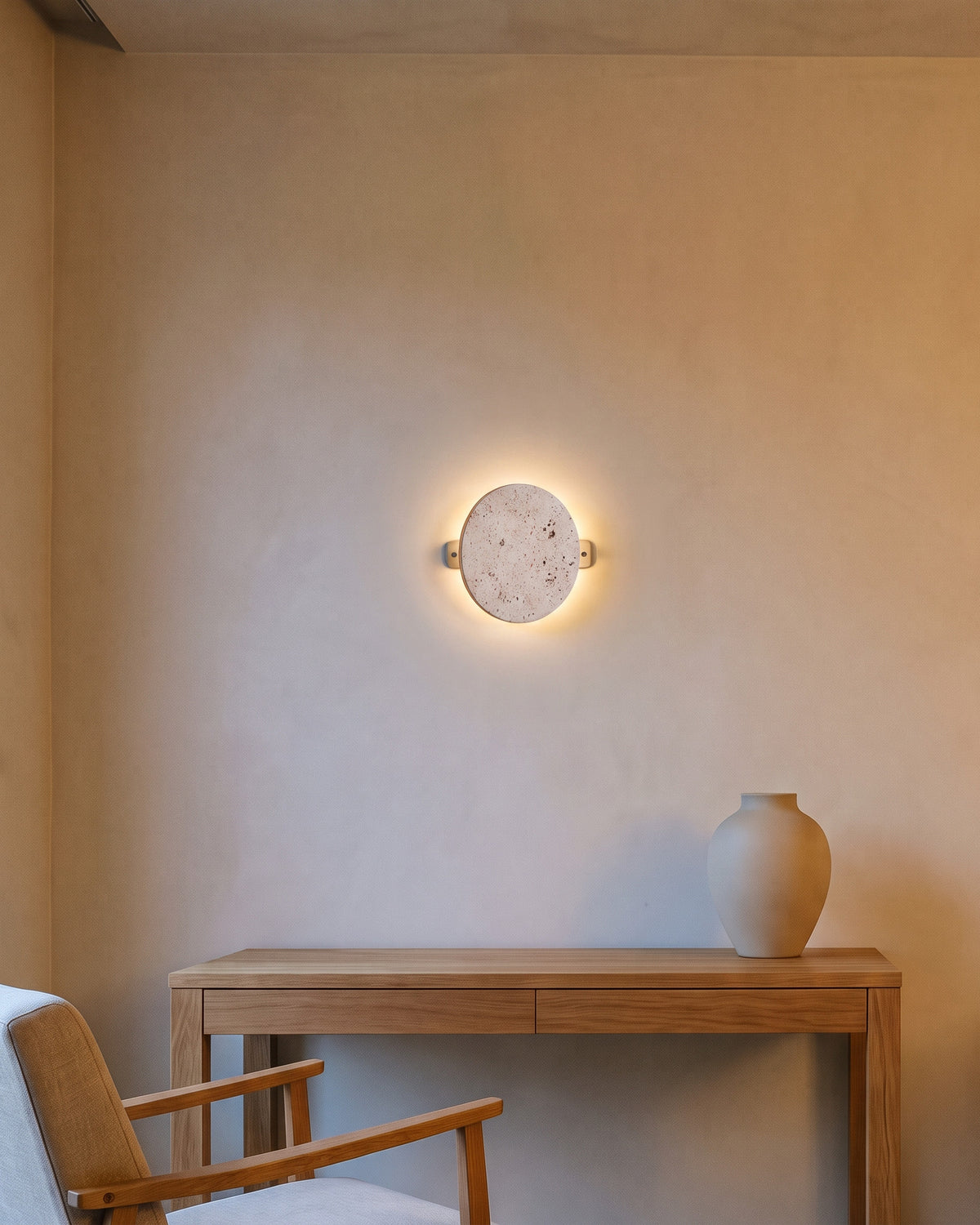 Applique Halo (disque en travertin rétroéclairé) dans une seconde pièce, allumé