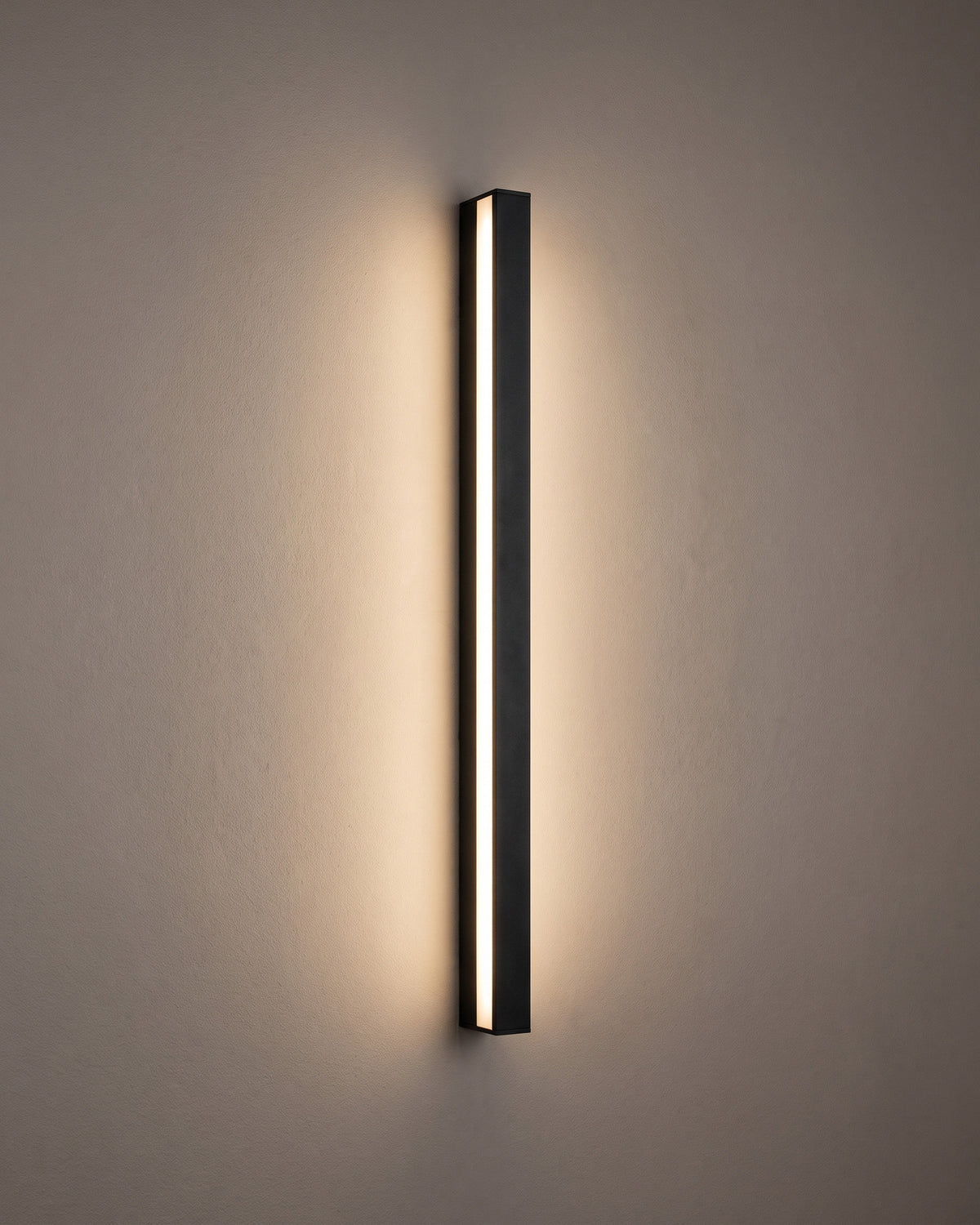 Applique Filet, profilé LED noir en aluminium, vue d'ensemble sur fond neutre