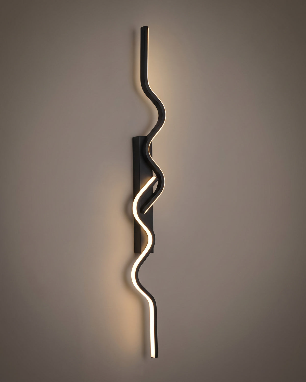 Applique Éclair, bande LED en zigzag noire, vue d'ensemble sur fond neutre