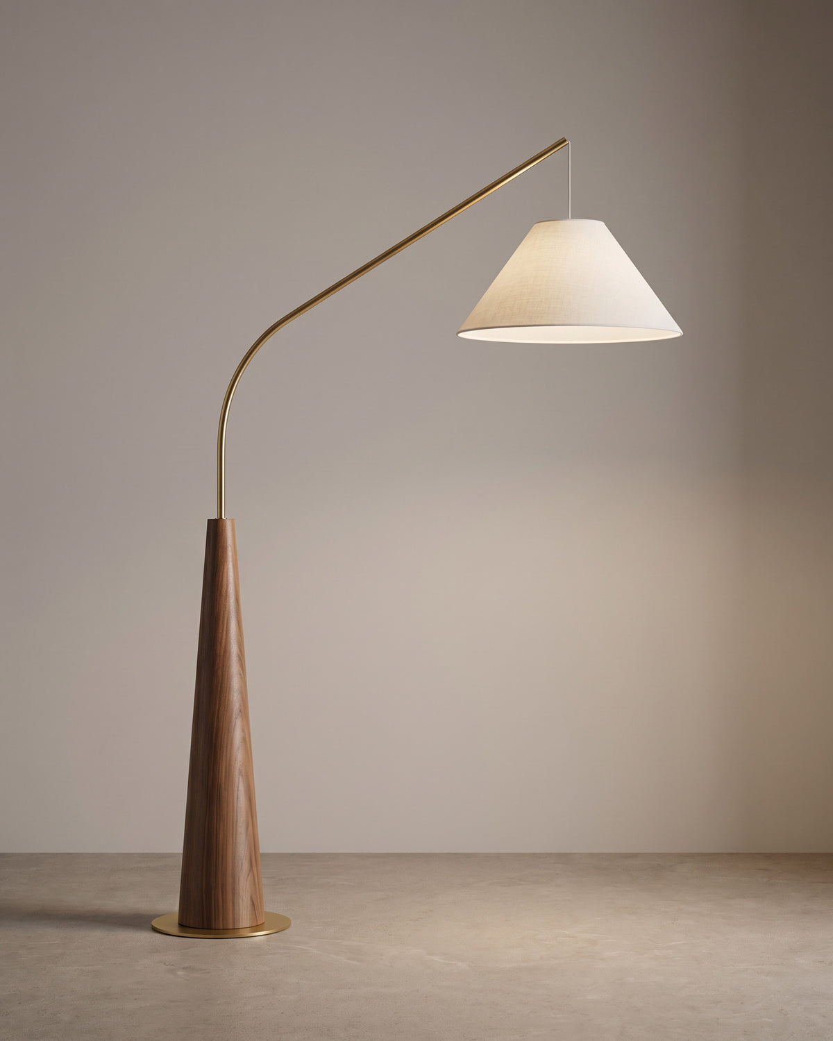 Lampadaire Arche en à finition noyer, abat-jour en tissu, allumé, photo studio