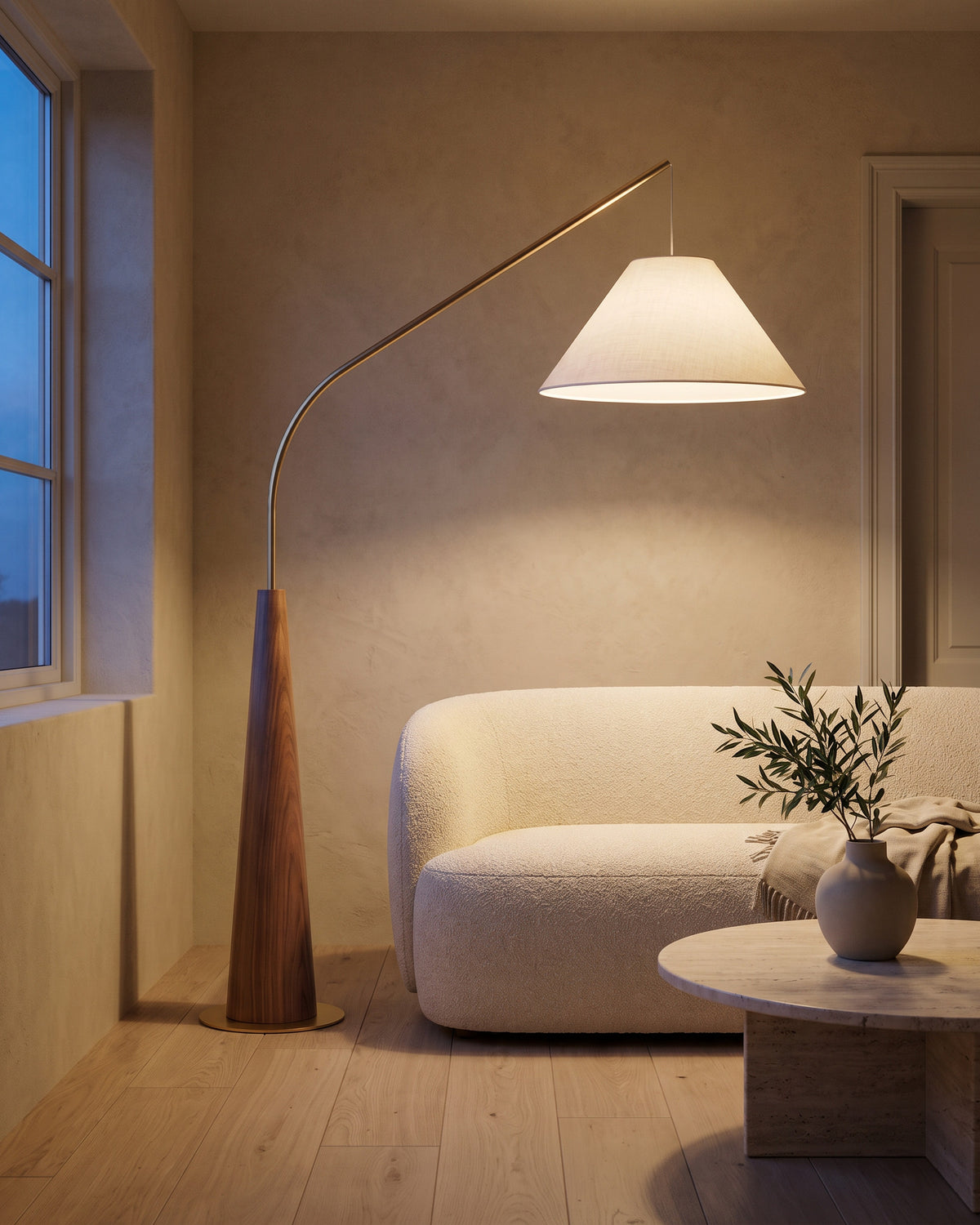Lampadaire Arche noyer à côté d'un canapé, salon, en soirée