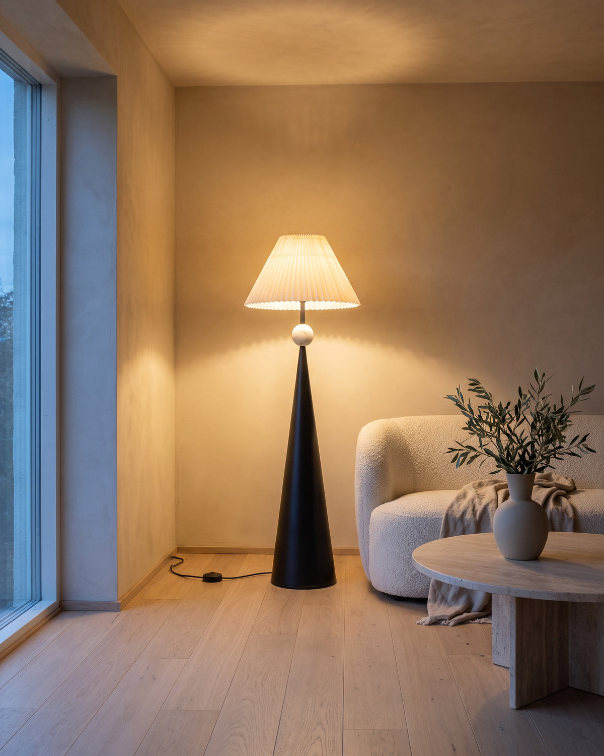 Lampadaire Cône dans un salon, en soirée