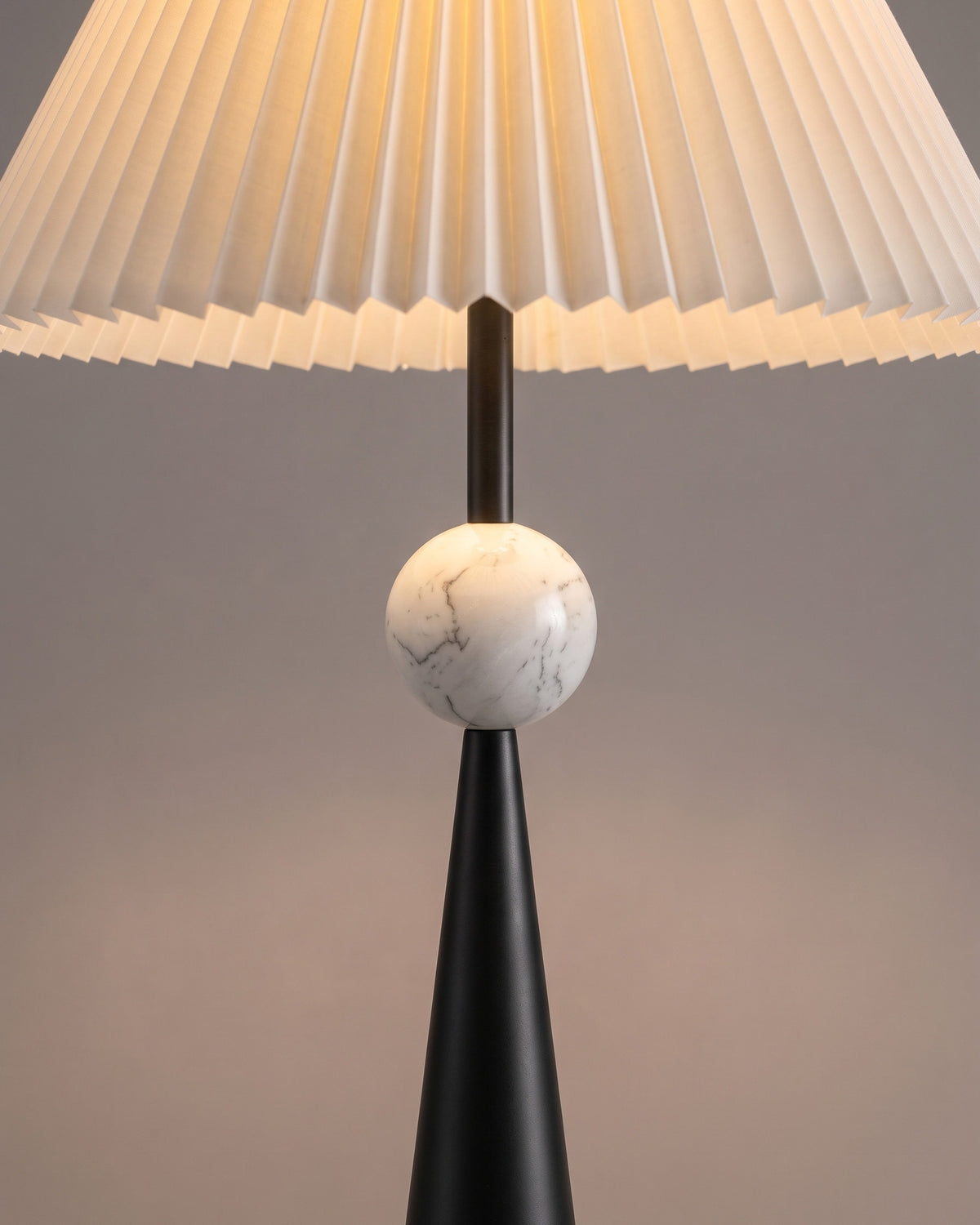 Lampadaire Cône : gros plan sur l'abat-jour plissé et la boule blanche au sommet du cône noir