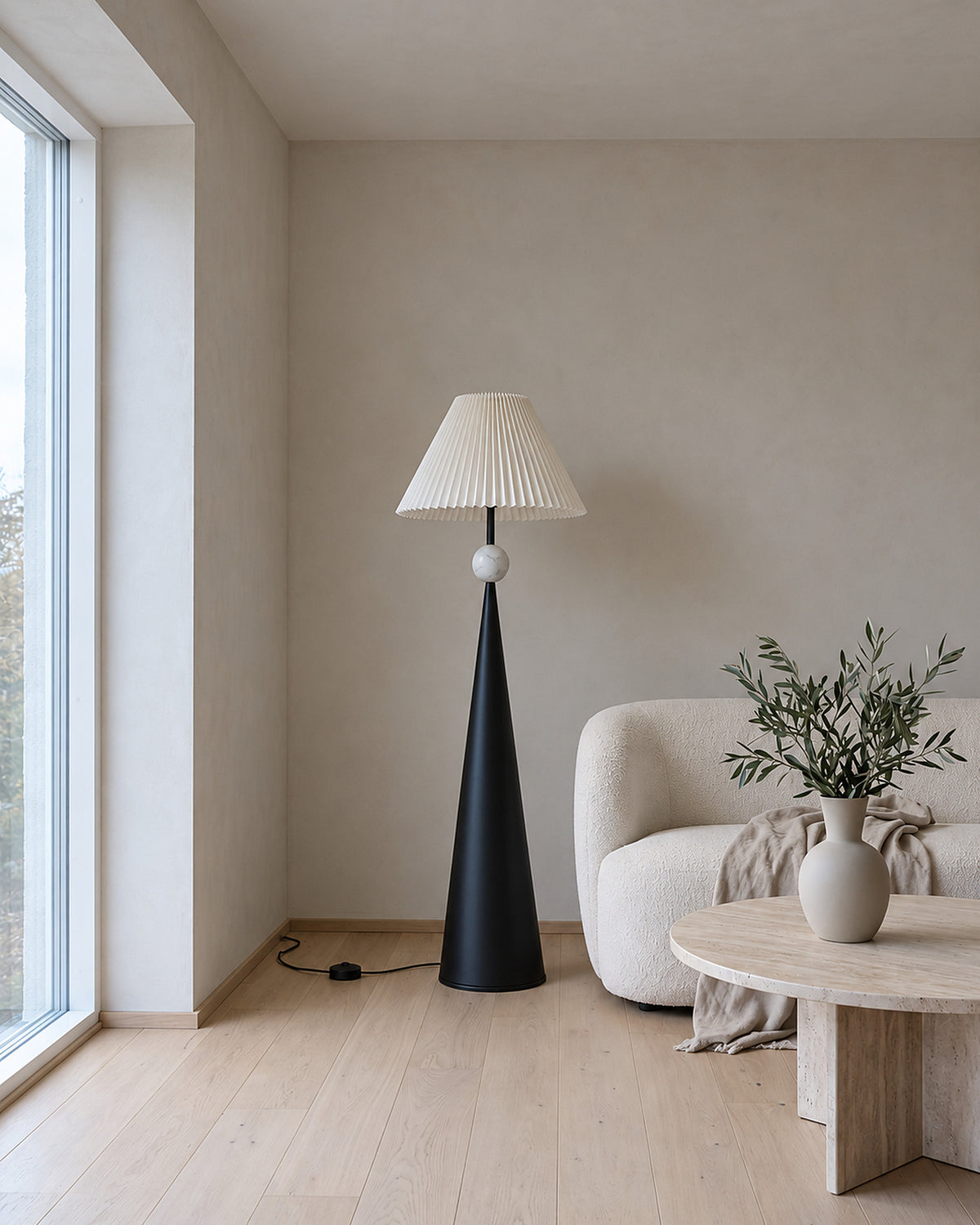 Lampadaire Cône éteint en journée dans un salon