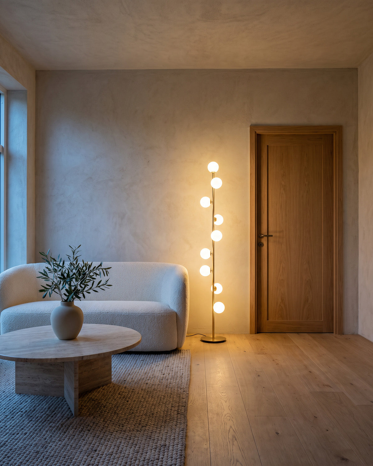 Lampadaire Perles dans un salon, vue d'ensemble qui montre sa