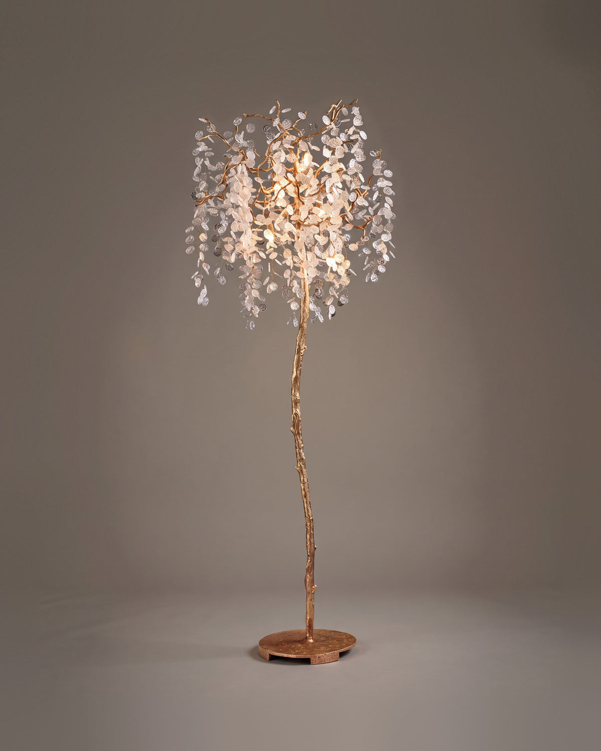 Lampadaire Saule, branches dorées et feuilles, vue d'ensemble sur fond neutre