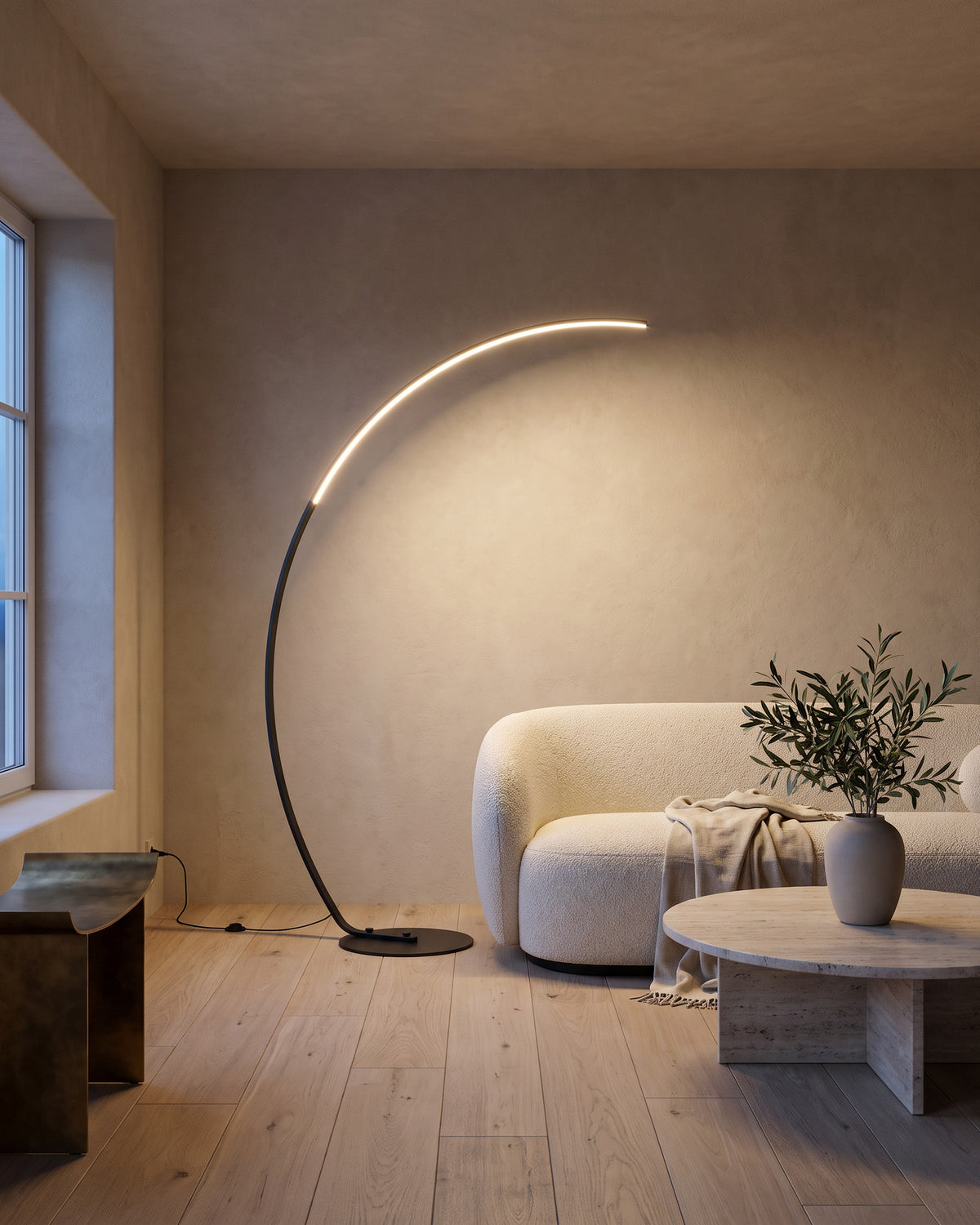 Lampadaire Liane (arc LED noir ou blanc) dans une pièce, allumé en soirée