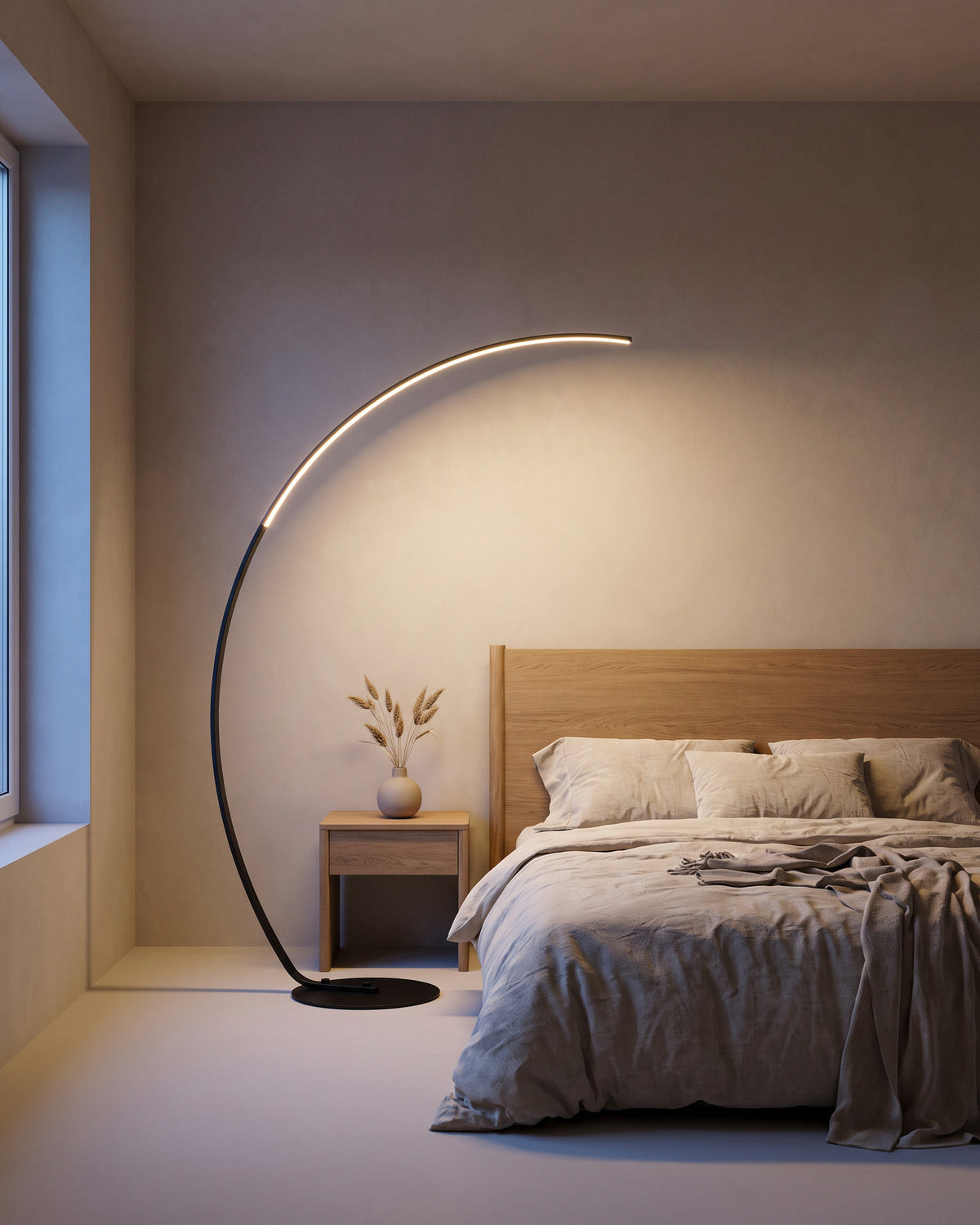 Lampadaire Liane (arc LED noir ou blanc) dans une seconde pièce, allumé
