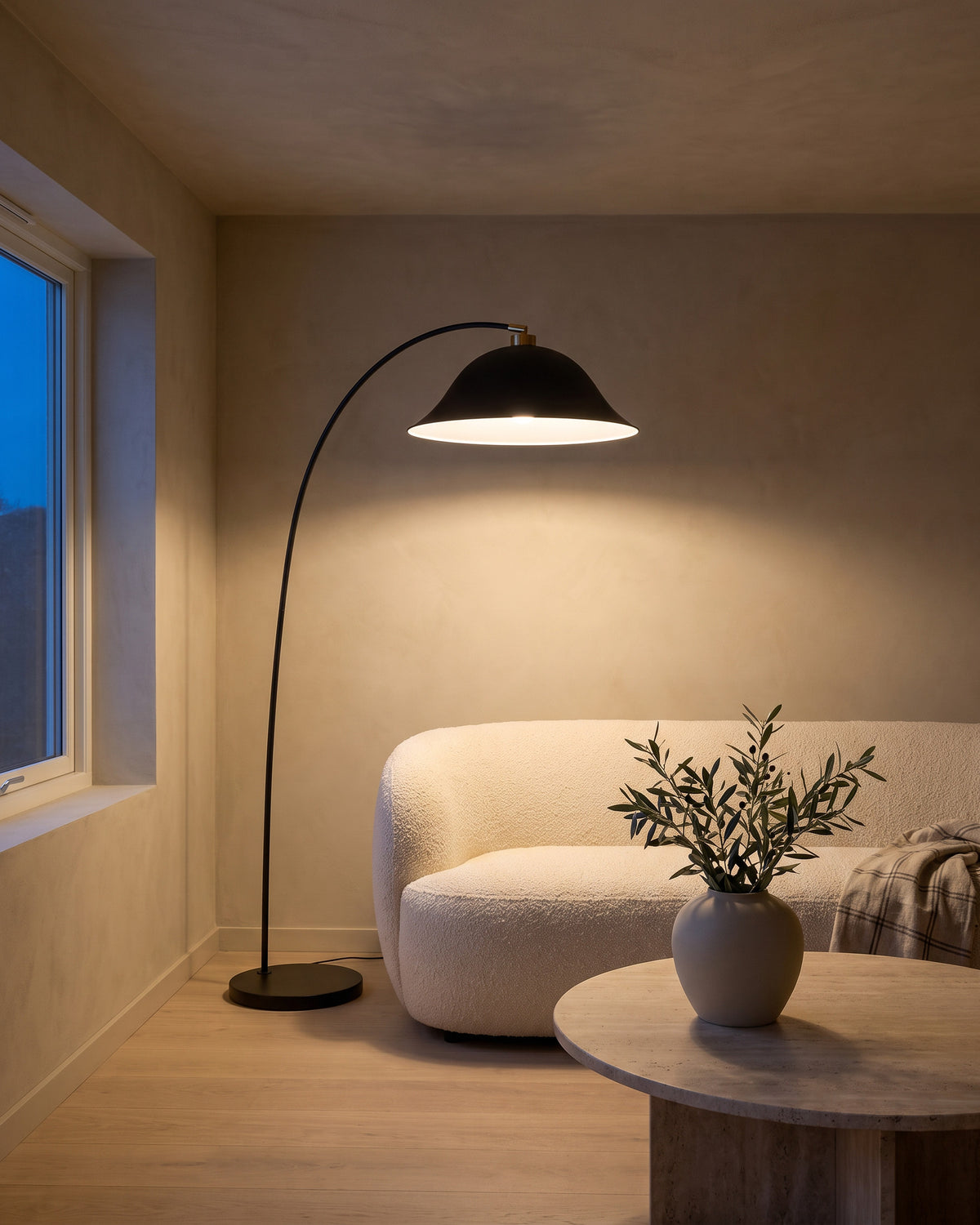 Lampadaire Cloche (arc noir et cloche laquée) dans une pièce, allumé en soirée