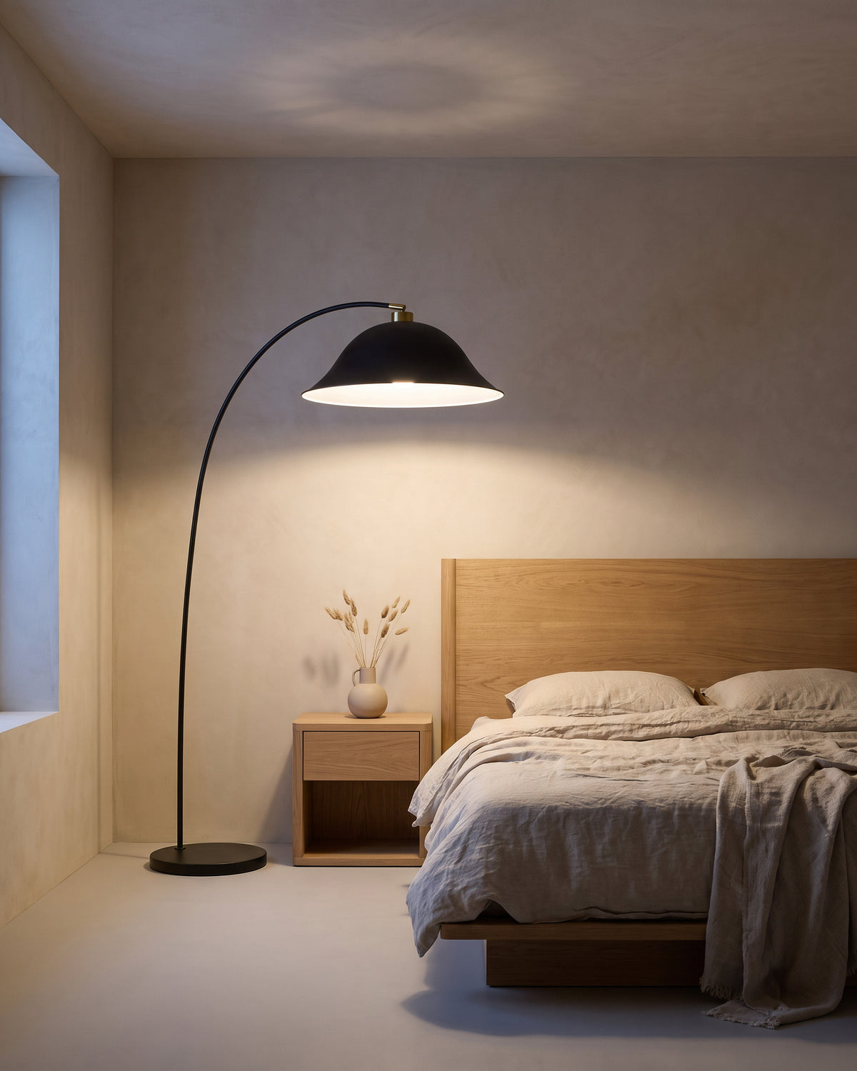 Lampadaire Cloche (arc noir et cloche laquée) dans une seconde pièce, allumé