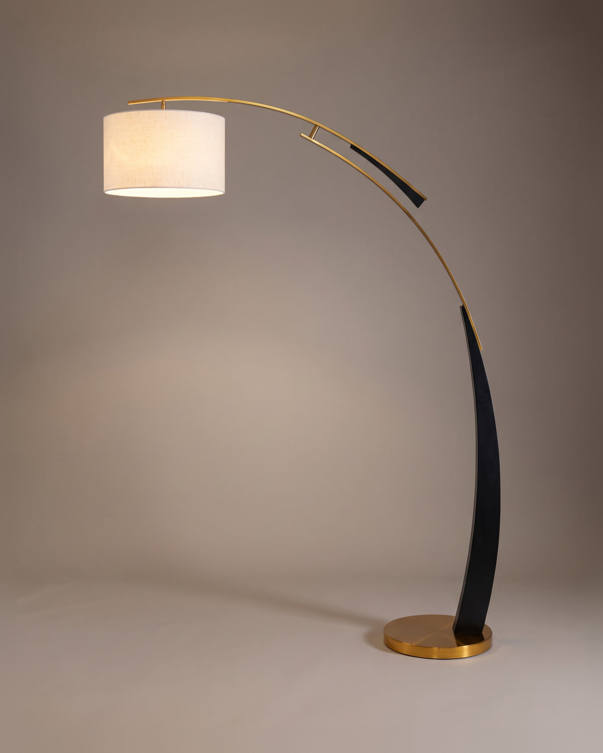 Lampadaire Arpège, arc noir et doré, tambour, vue d'ensemble sur fond neutre