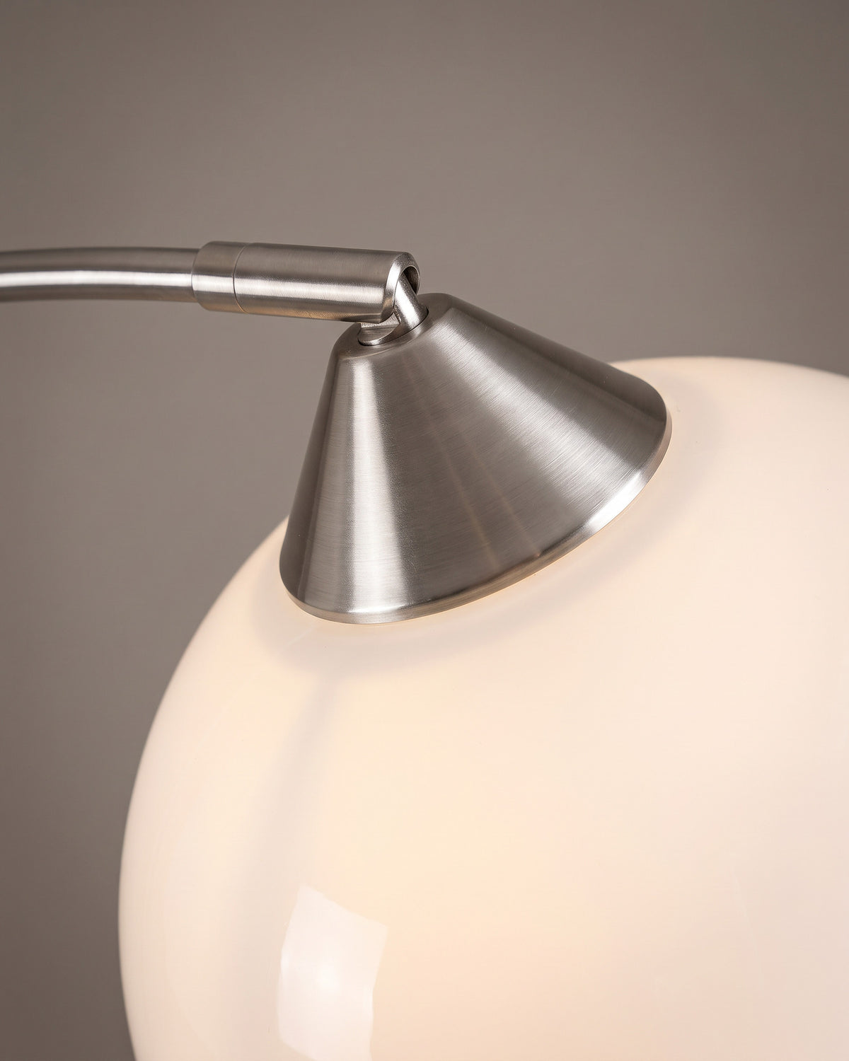 Lampadaire Anse: gros plan sur l'attache conique en acier brossé au sommet du dôme