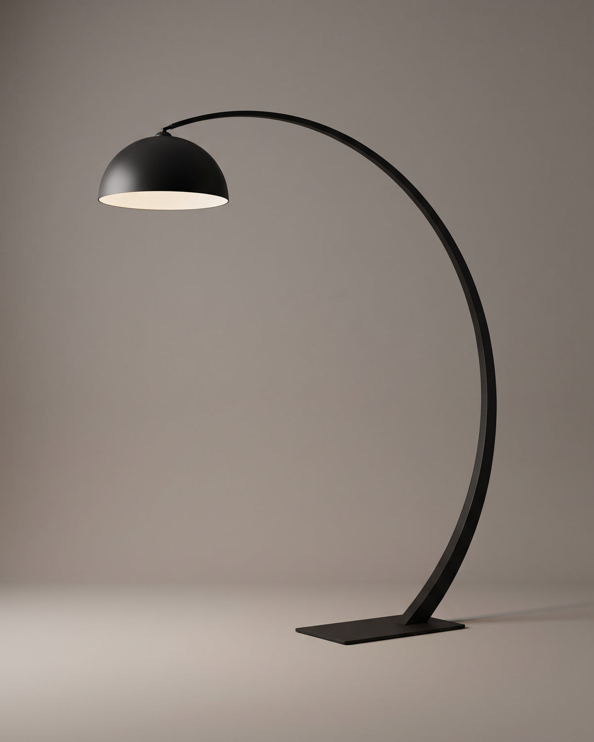 Lampadaire Croissant, arc noir ou blanc et dôme, vue d'ensemble sur fond neutre