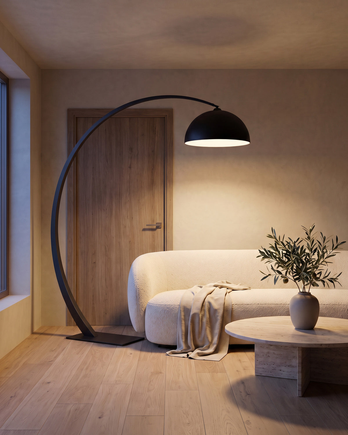 Lampadaire Croissant dans une pièce : vue d'ensemble qui montre sa taille réelle