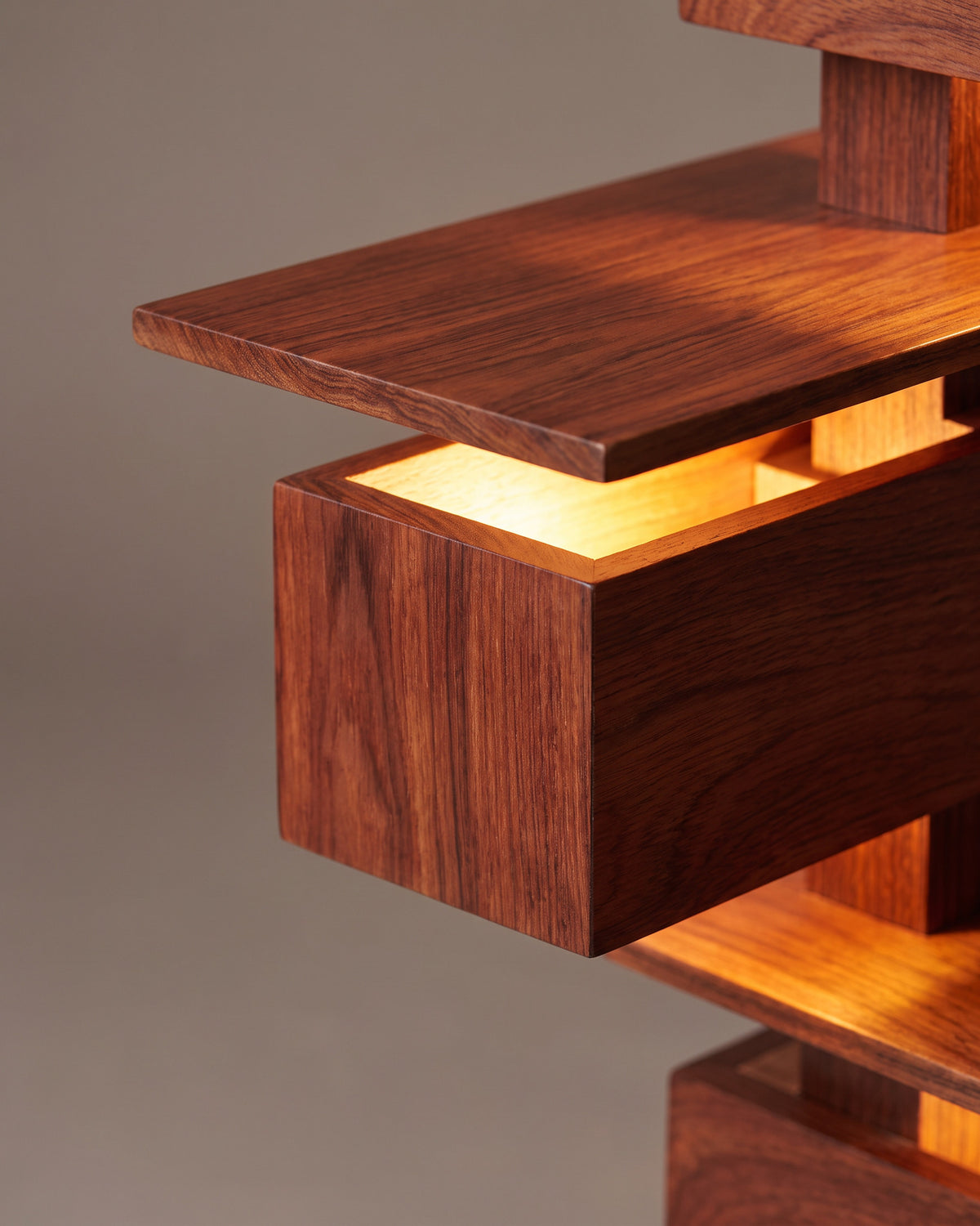 Lampadaire Tour : gros plan sur la matière (plateaux brun rouge effet bois, structure fine)