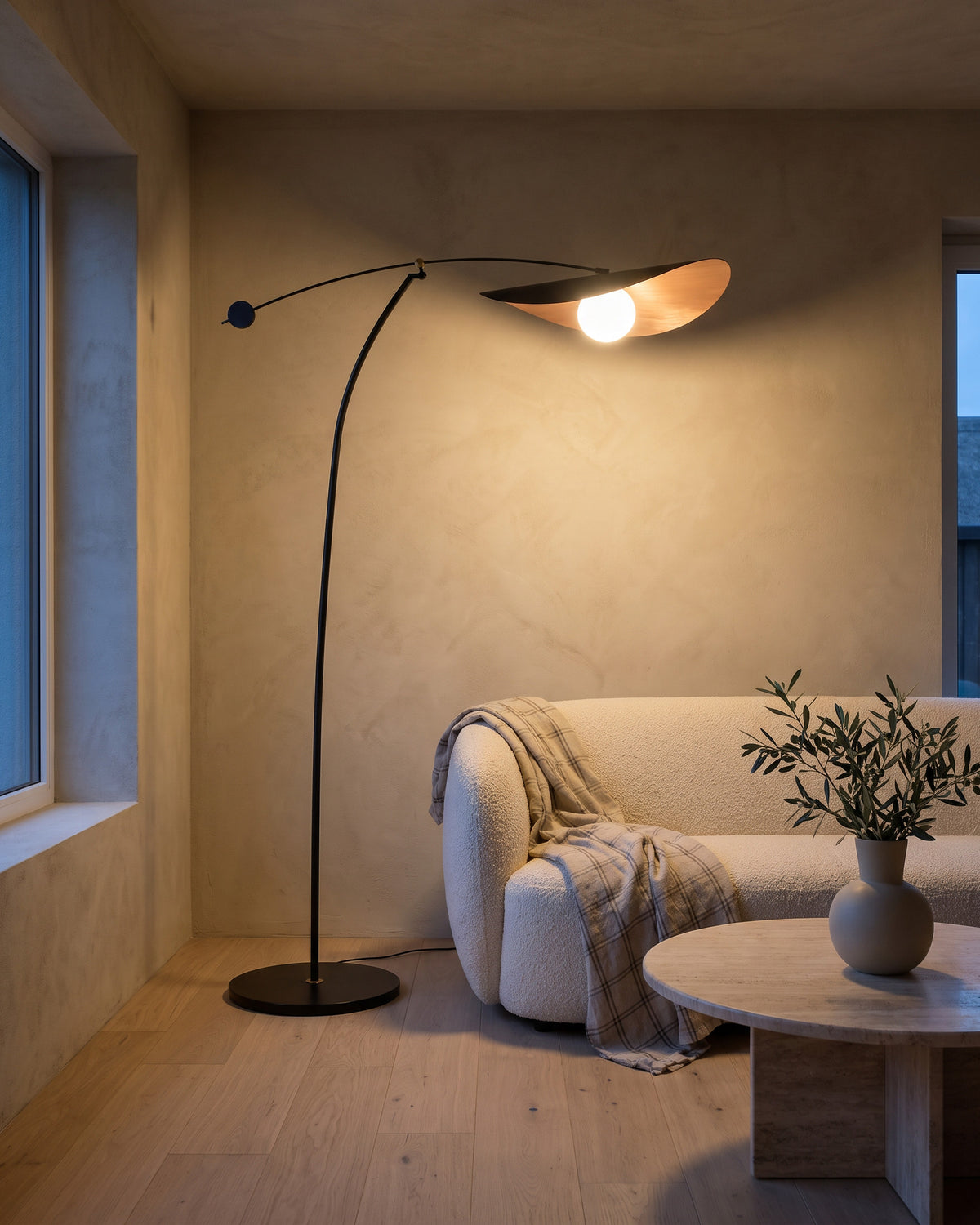 Lampadaire Balancier dans un salon, en soirée