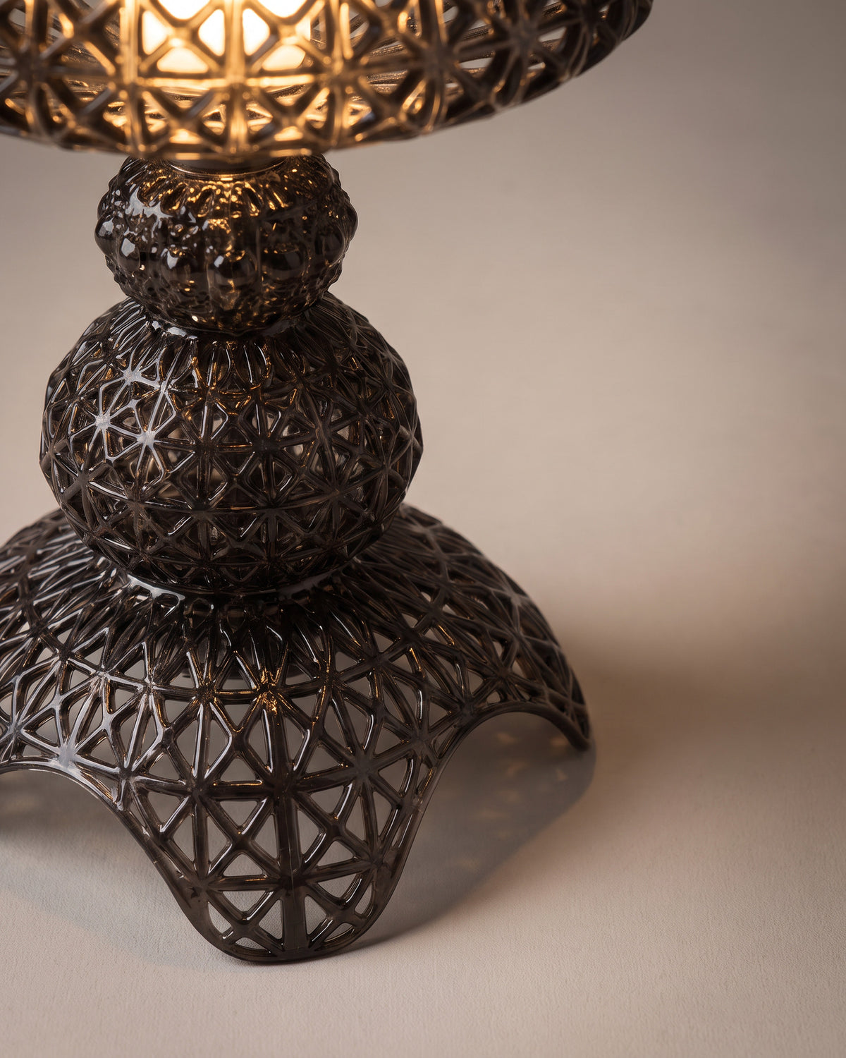 Lampe de table Baroque : détail, la base ajourée à quatre pieds galbés