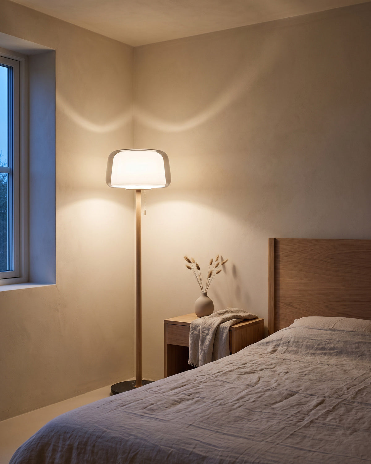 Lampadaire Brume dans une chambre, en soirée