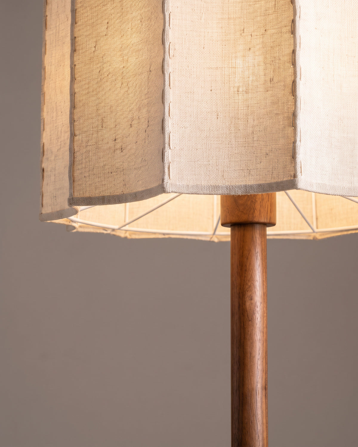 Lampadaire Fût : gros plan sur la matière (bois et tissu)
