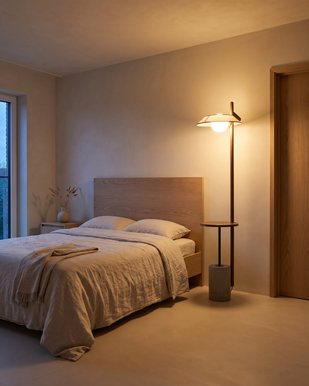 Lampadaire Halte (tige en bois et tablette ronde) dans une seconde pièce, allumé