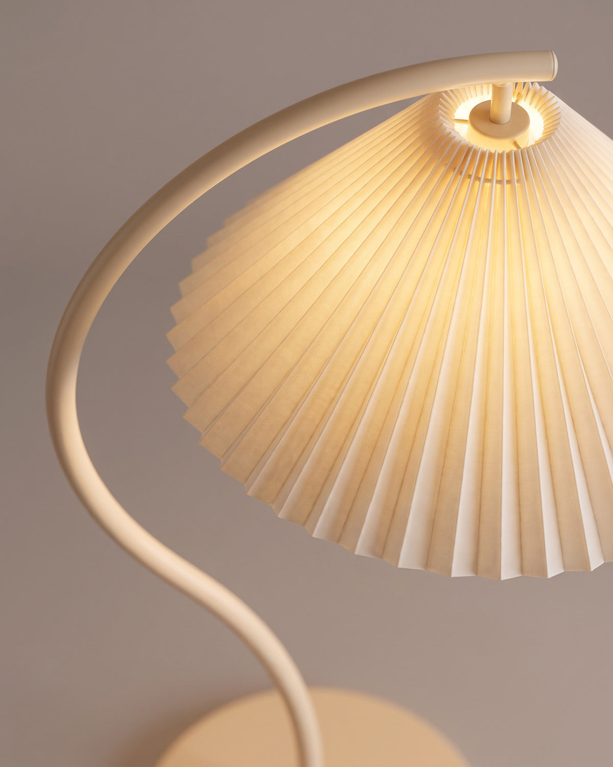 Lampadaire Cygne : gros plan sur la matière (métal crème et PVC plissé)
