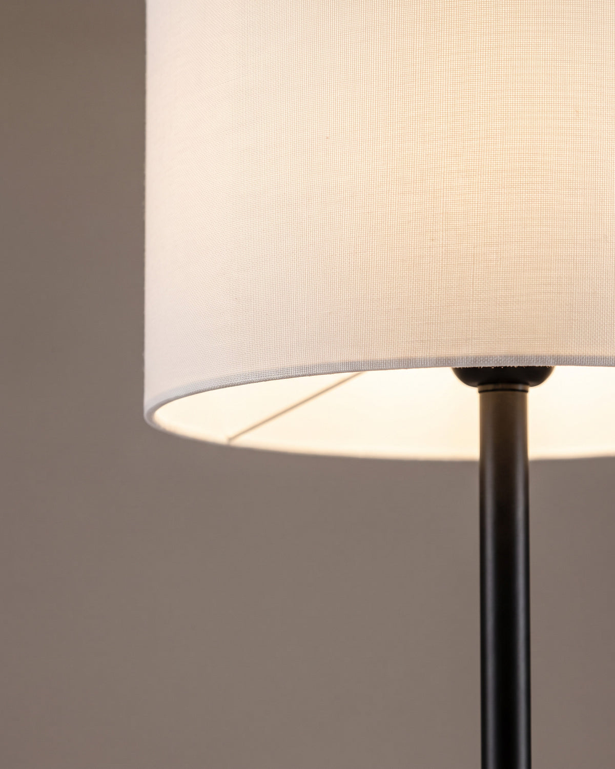 Lampadaire Pilier : gros plan sur la matière (pied noir, abat-jour cylindrique en tissu blanc)