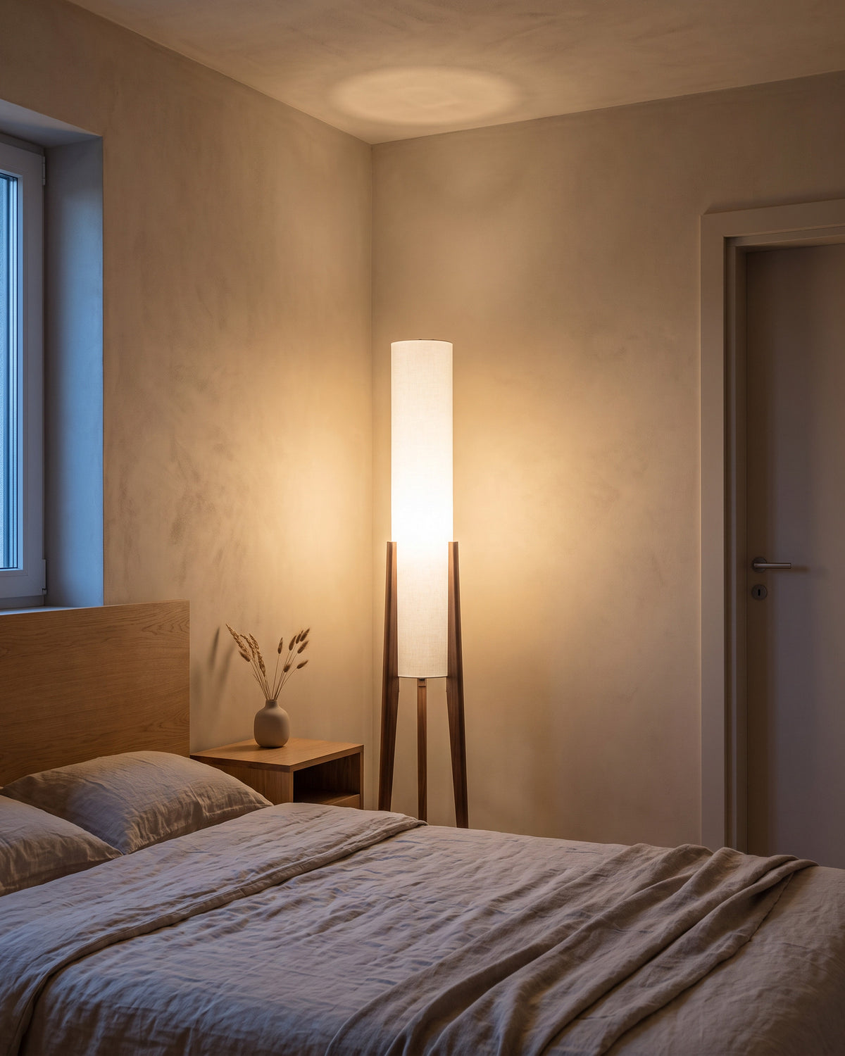 Lampadaire Menhir (colonne de tissu et trépied) dans une pièce, allumé en soirée