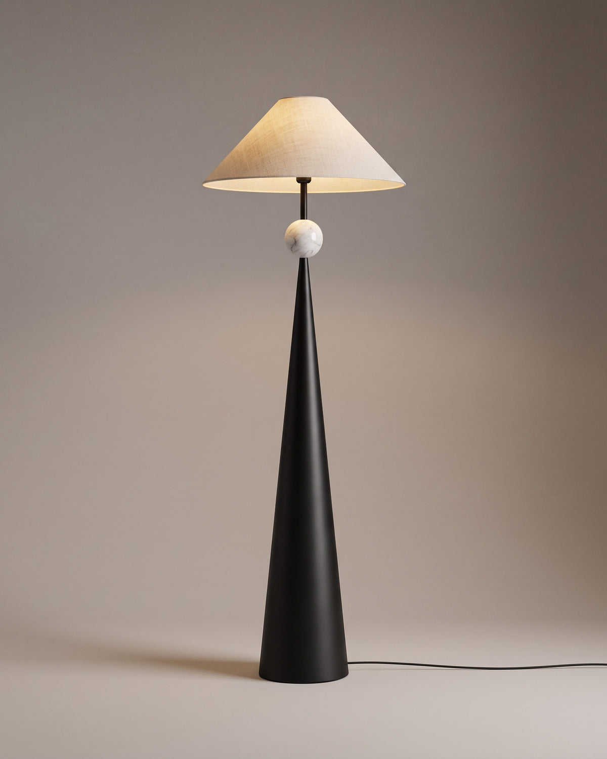Lampadaire Obélisque, abat-jour plissé et perle dorée, allumé, photo studio