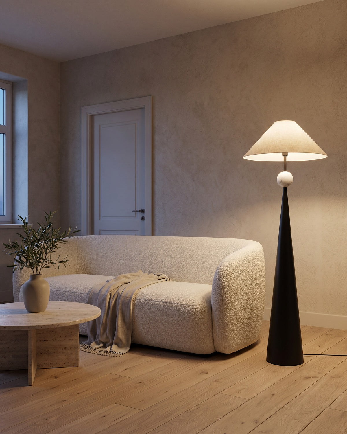 Lampadaire Obélisque, abat-jour plissé et perle dorée, dans un salon, en soirée