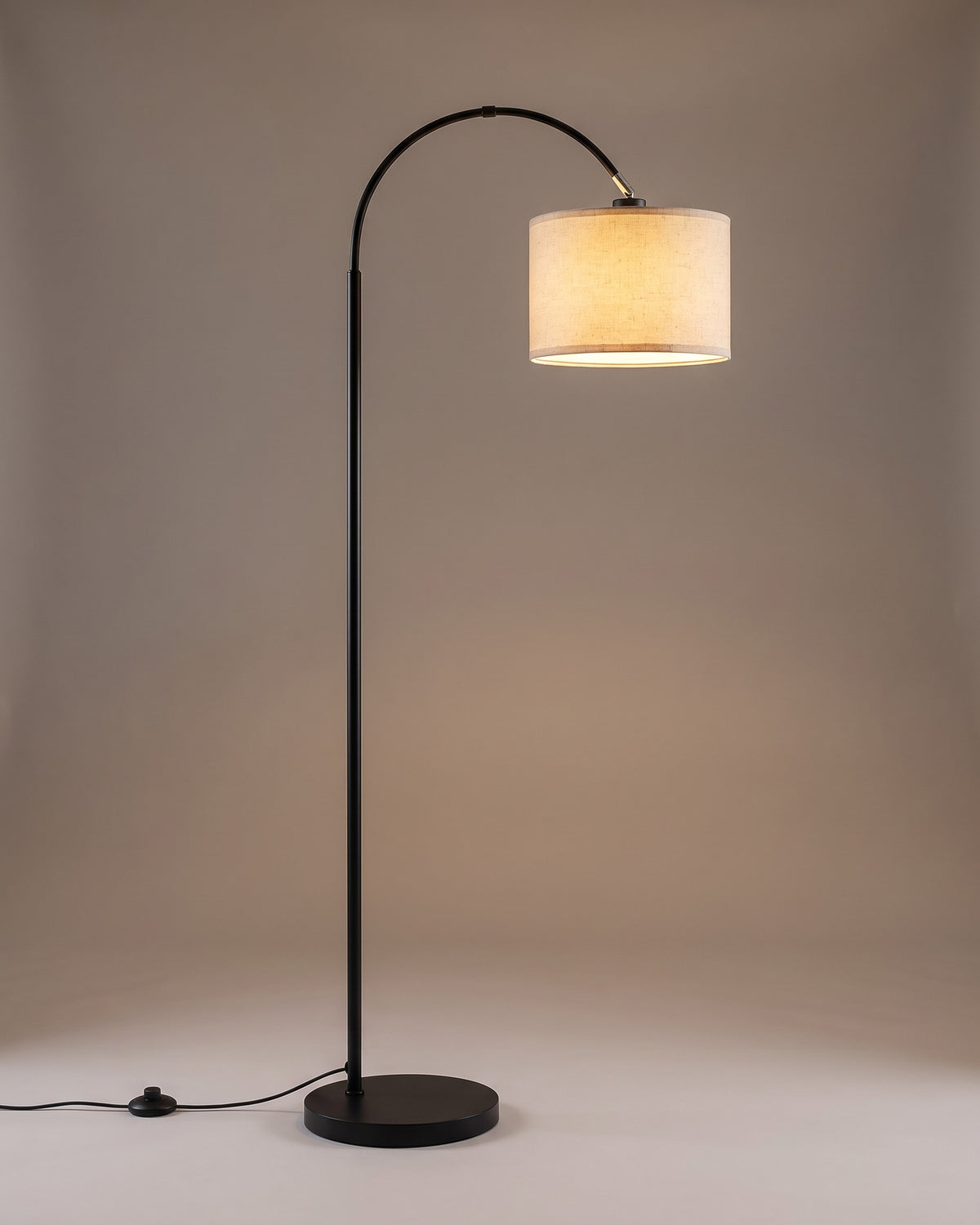 Lampadaire Crosse, arc noir et abat-jour en tissu, vue d'ensemble sur fond neutre