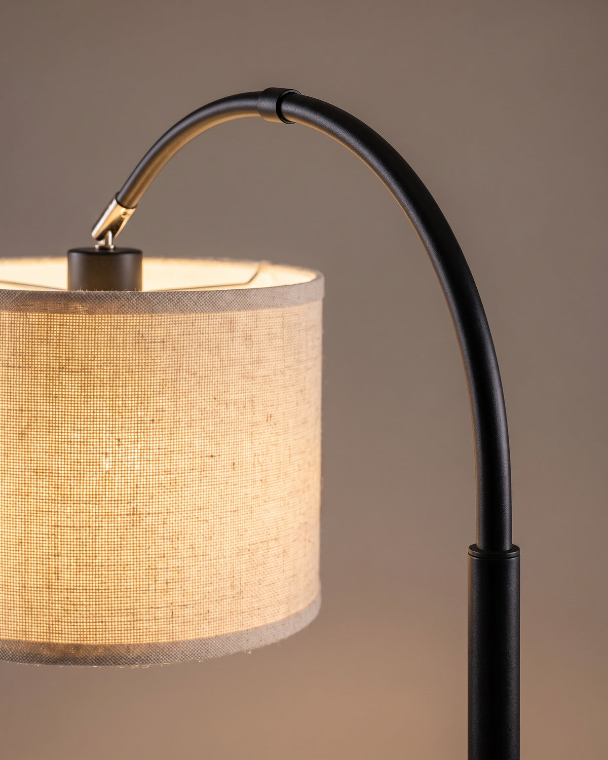 Lampadaire Crosse : gros plan sur la matière (métal noir et tissu)