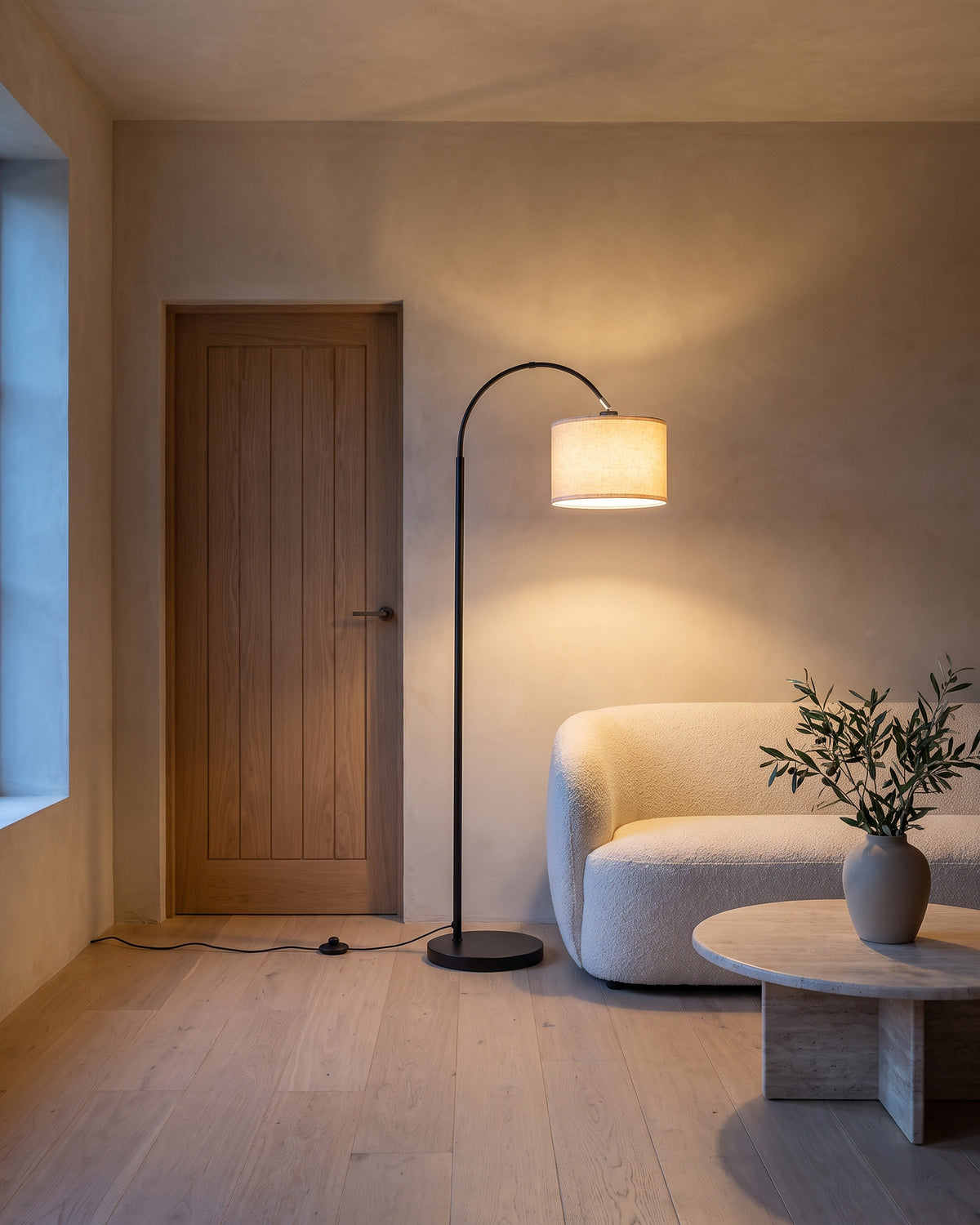 Lampadaire Crosse dans une pièce : vue d'ensemble qui montre sa taille réelle