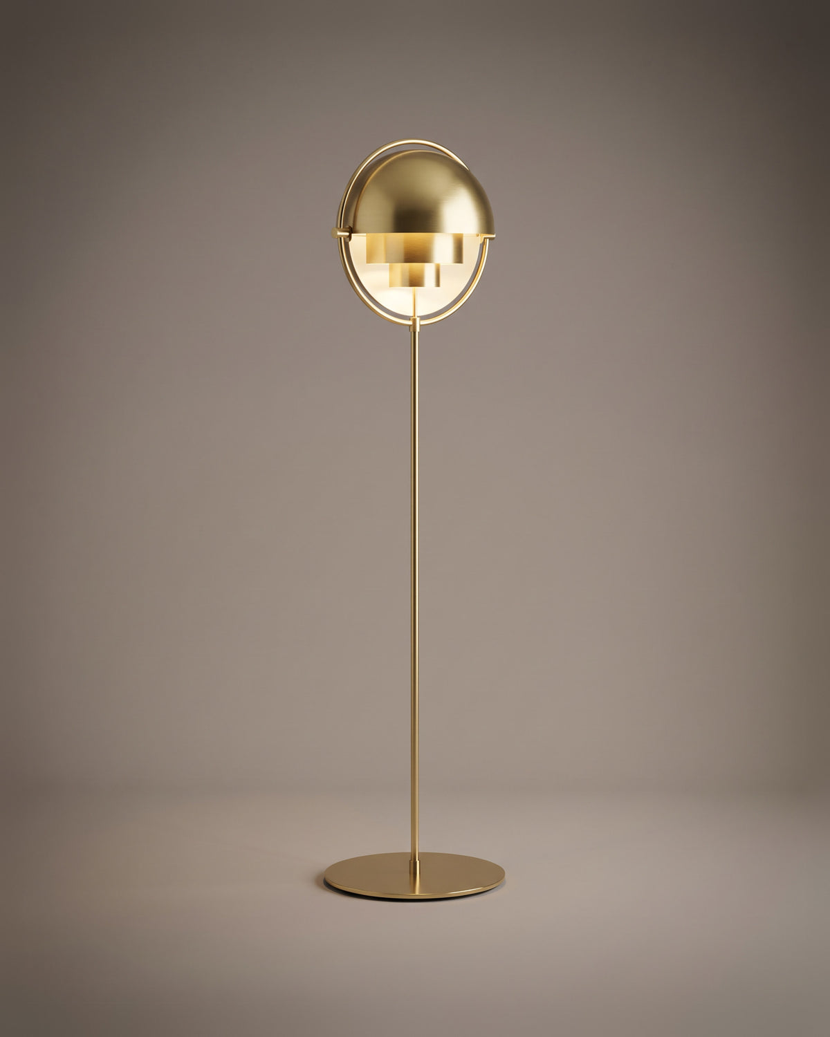 Lampadaire Demi-lune, demi-sphères dorées, vue d'ensemble sur fond neutre