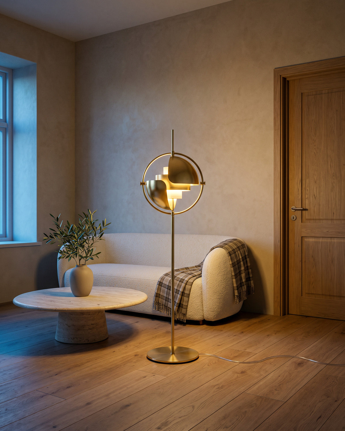 Lampadaire Demi-lune dans une pièce : vue d'ensemble qui montre sa taille réelle