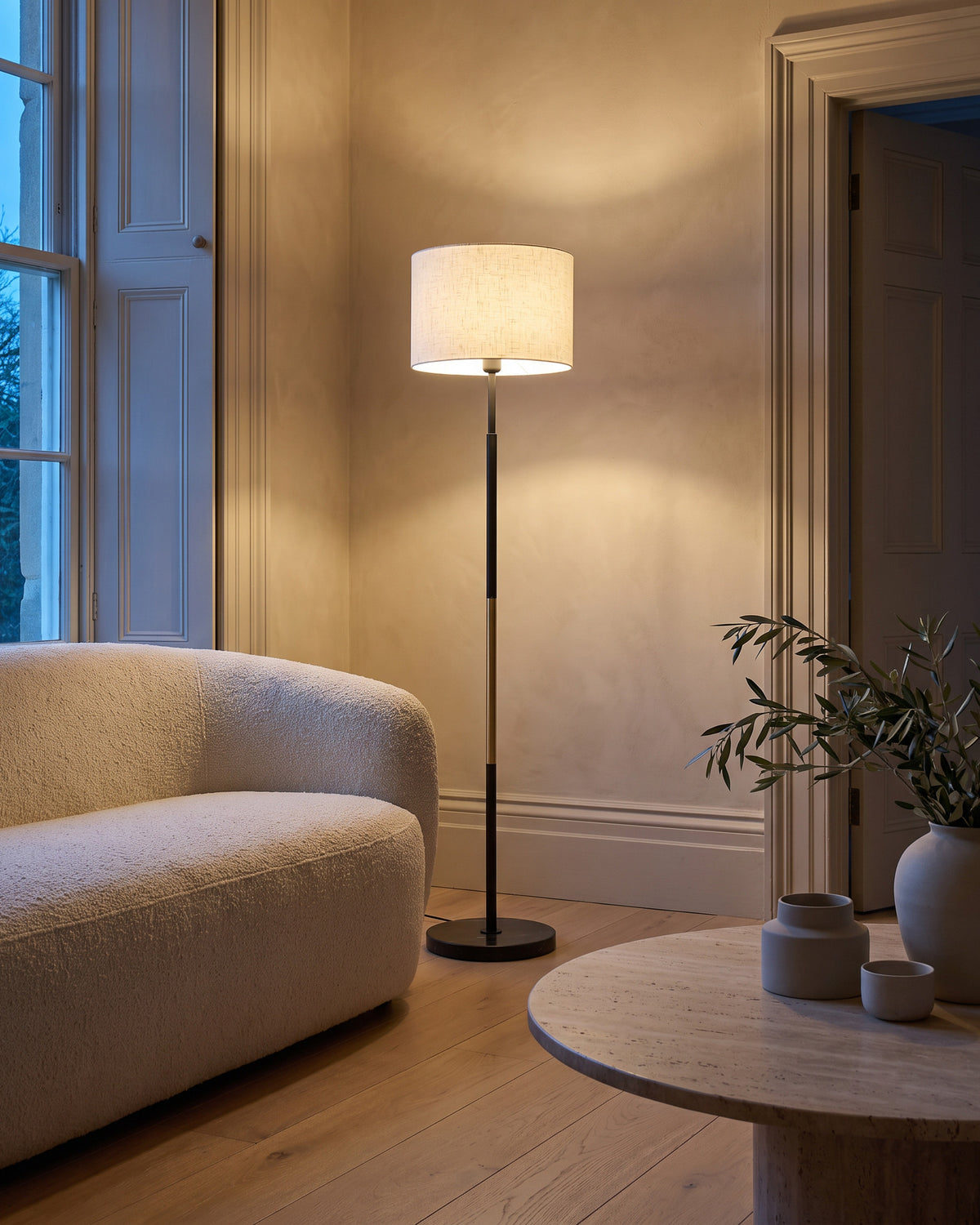 Lampadaire Gracile, dans un salon, en soirée