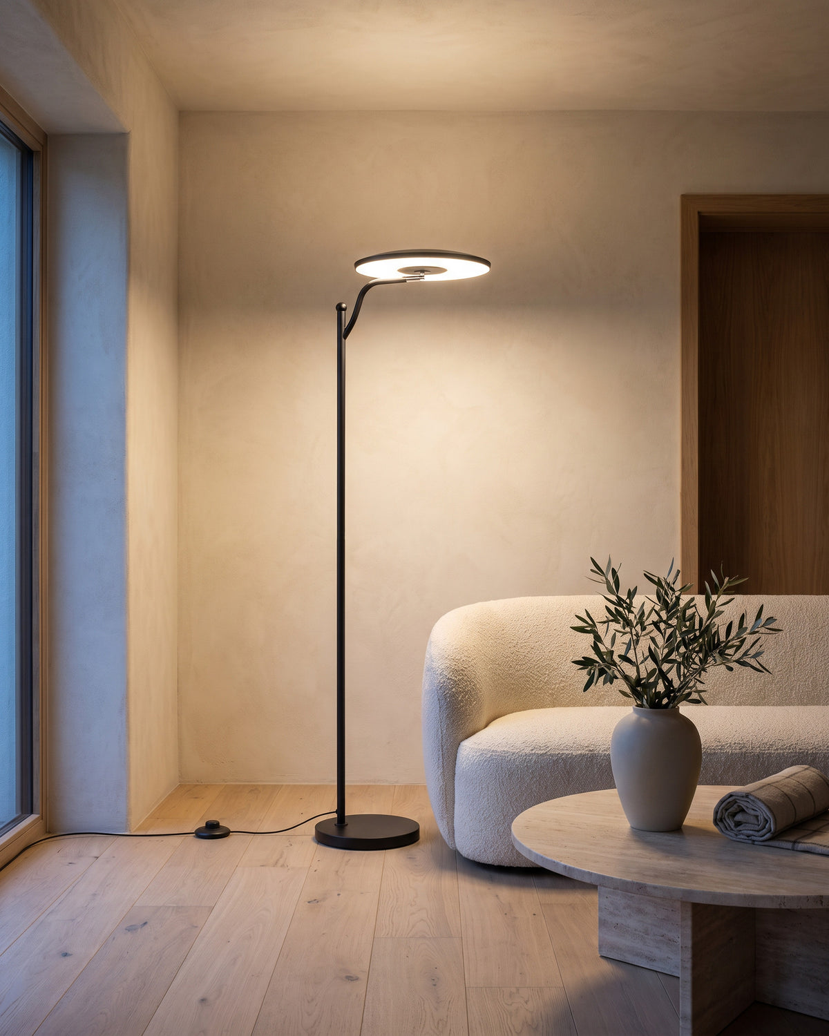 Lampadaire Liseuse (lecture LED, tête orientable) dans une pièce, allumé en soirée