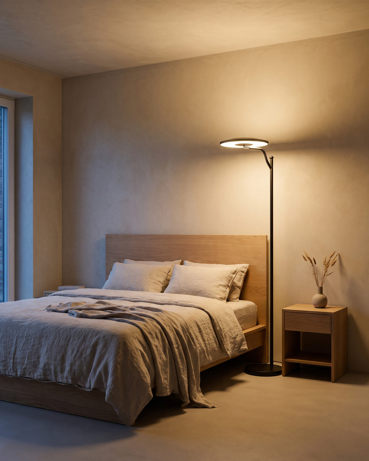 Lampadaire Liseuse (lecture LED, tête orientable) dans une seconde pièce, allumé