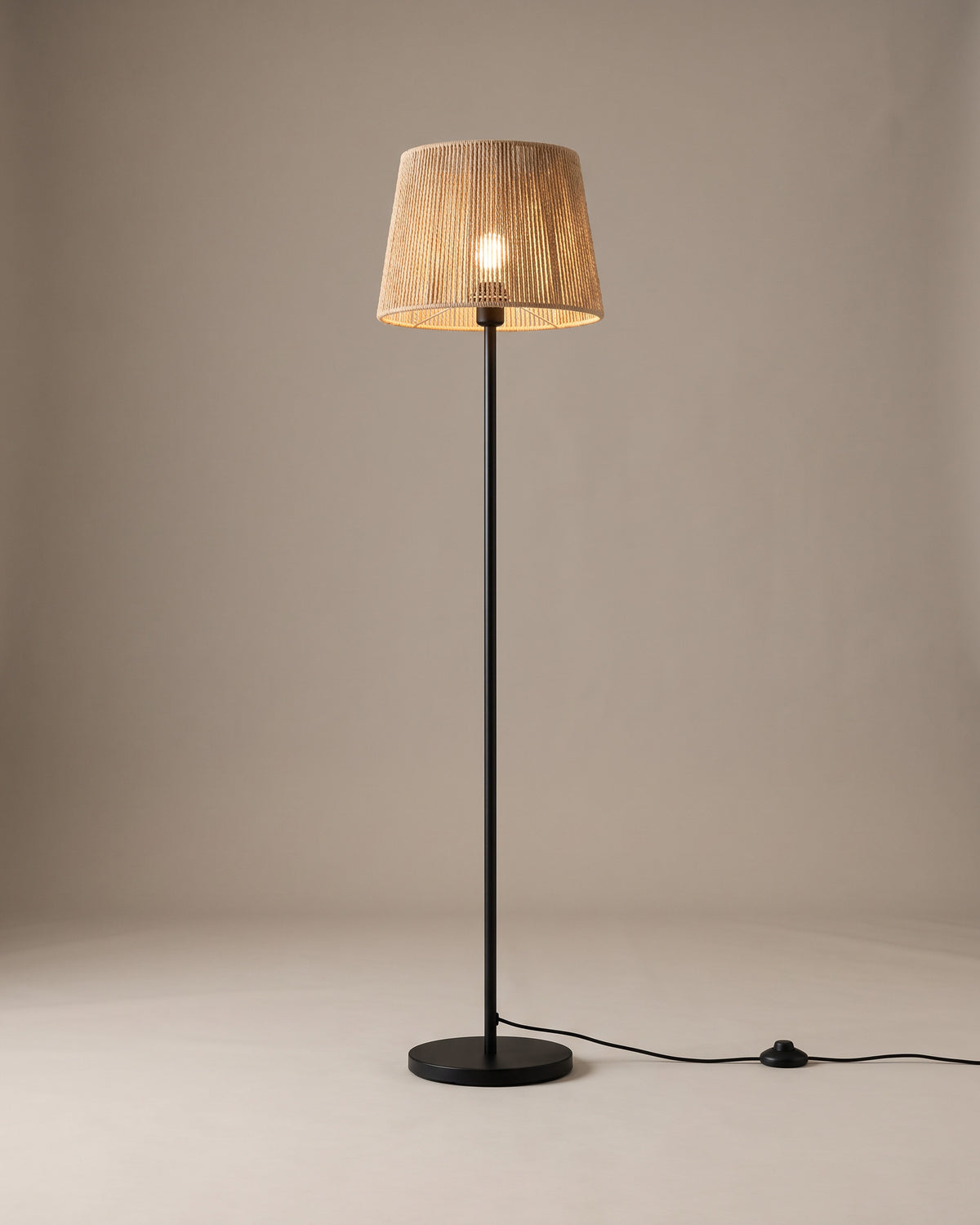 Lampadaire Raphia, corde tressée et pied noir, vue d'ensemble sur fond neutre