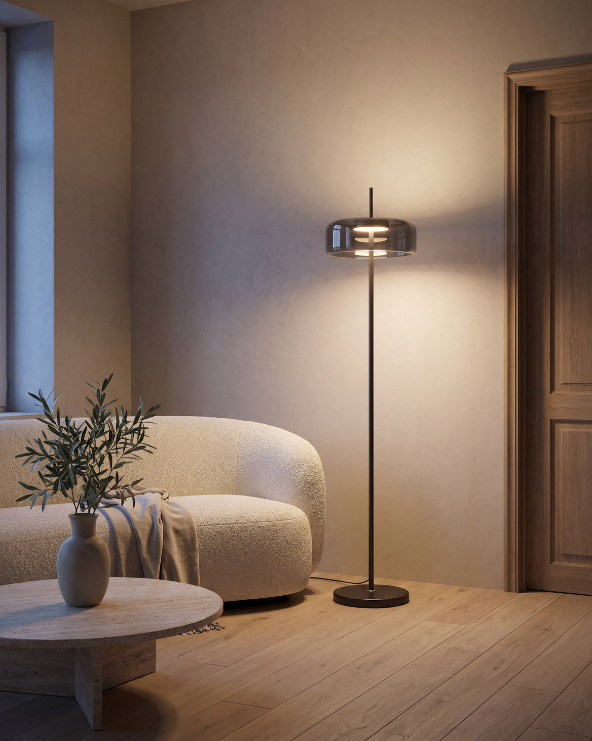 Lampadaire Palet dans un salon, en soirée
