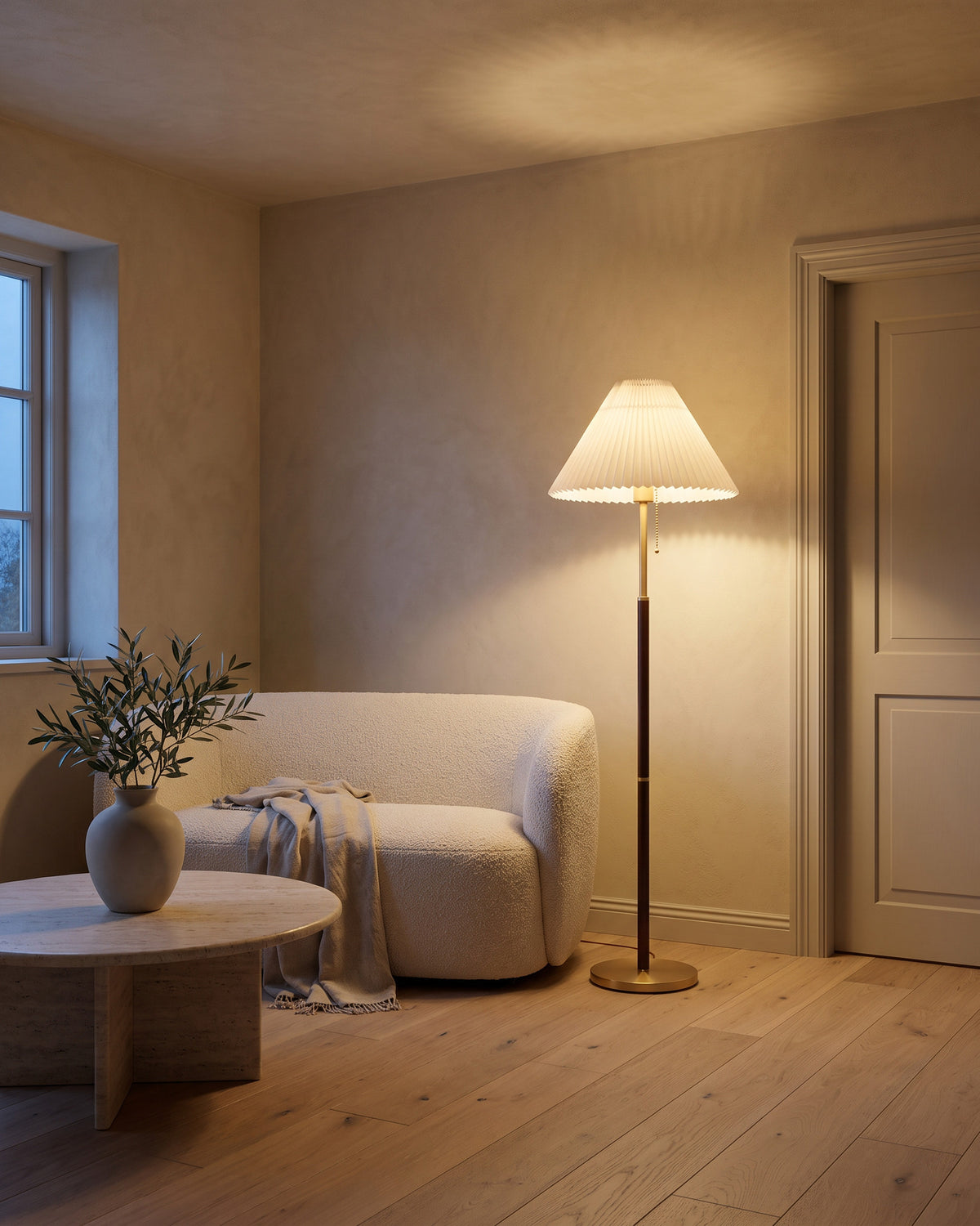 Lampadaire Ombrelle dans un salon, en soirée
