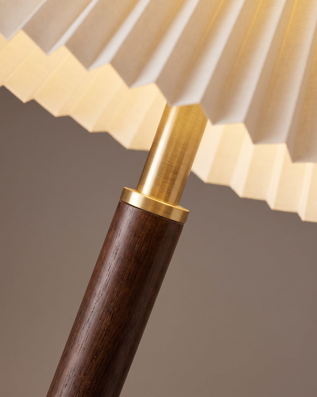 Lampadaire Ombrelle : gros plan sur la bague dorée qui joint la tige en bois brun à la tige en laiton