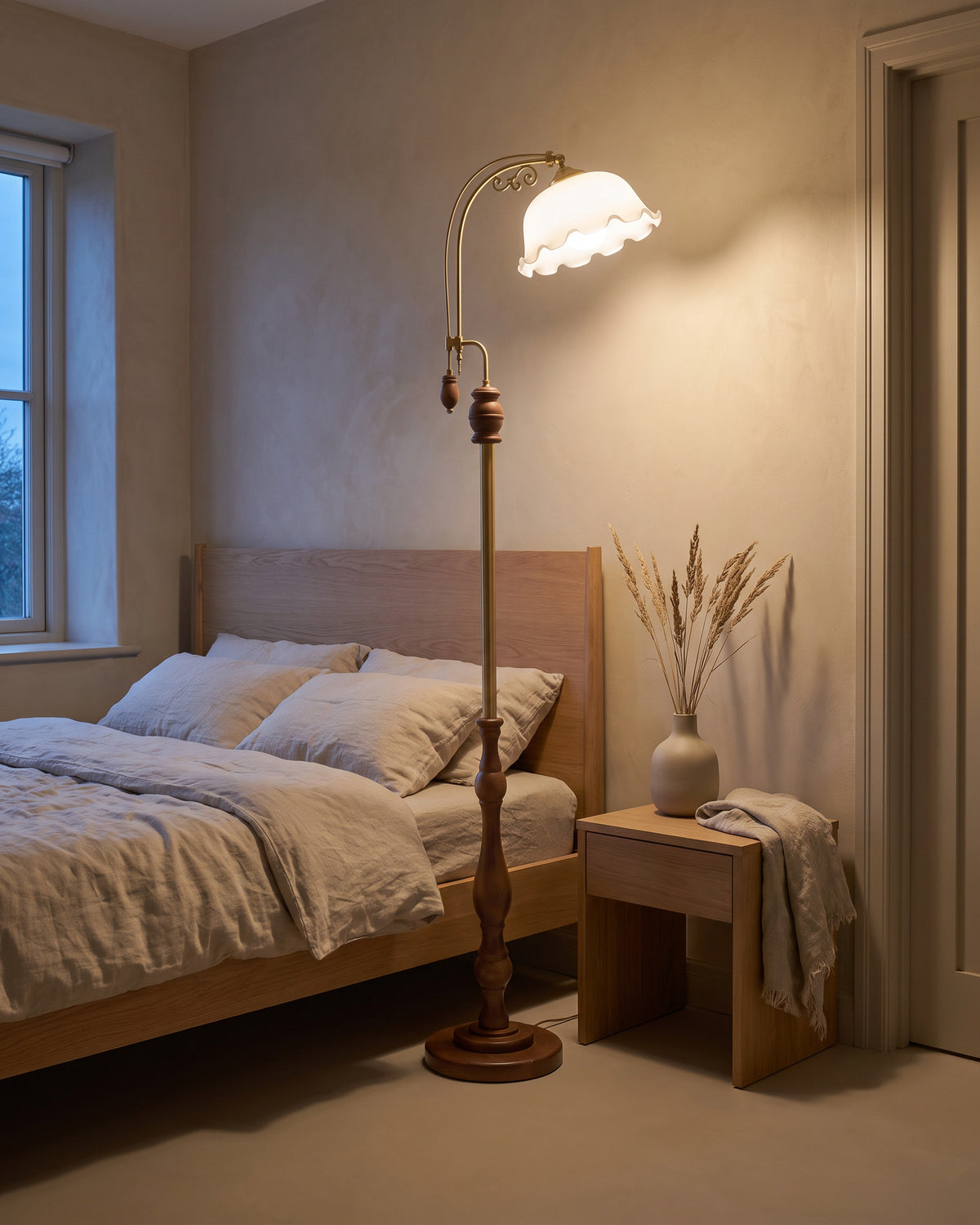 Lampadaire Églantine (tulipe de verre et bras doré) dans une seconde pièce, allumé