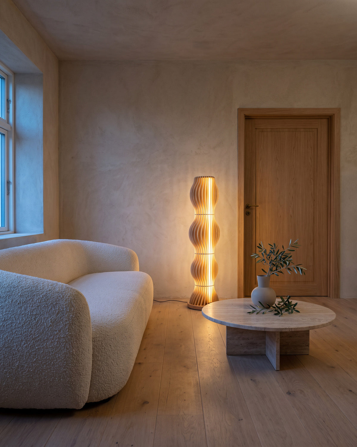 Lampadaire Torsade dans un salon, vue d'ensemble qui montre sa