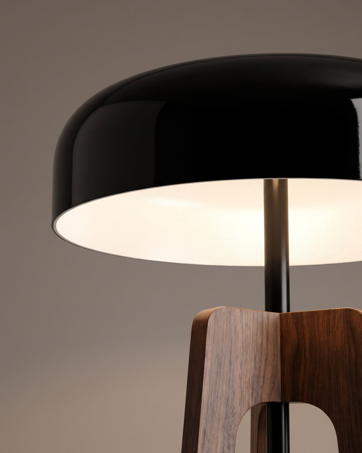 Lampadaire Chapeau : gros plan sur la matière (bois noyer et métal noir)