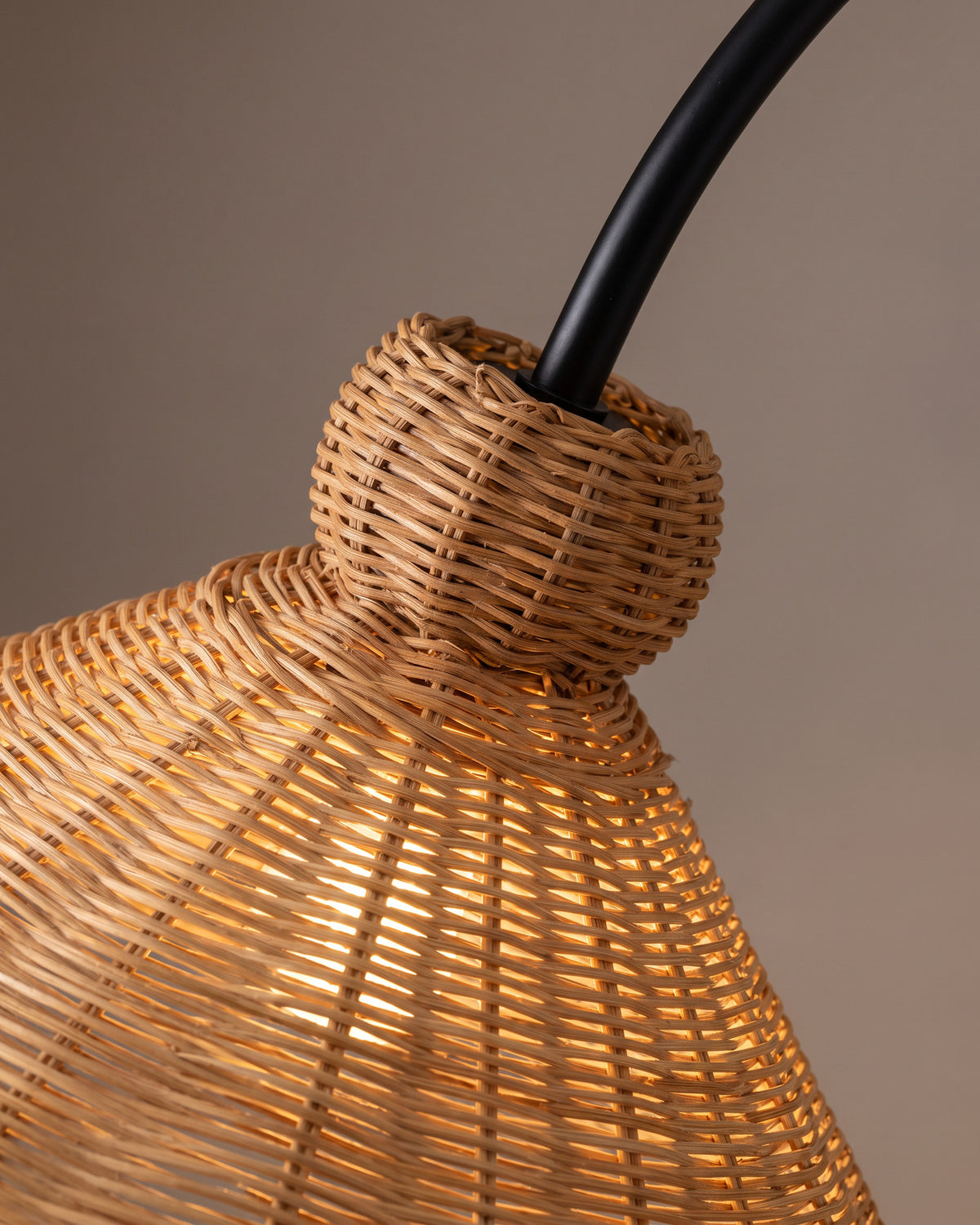 Lampadaire Héron : gros plan sur le tressage du rotin de l'abat-jour conique et son col tressé autour de la tige noire