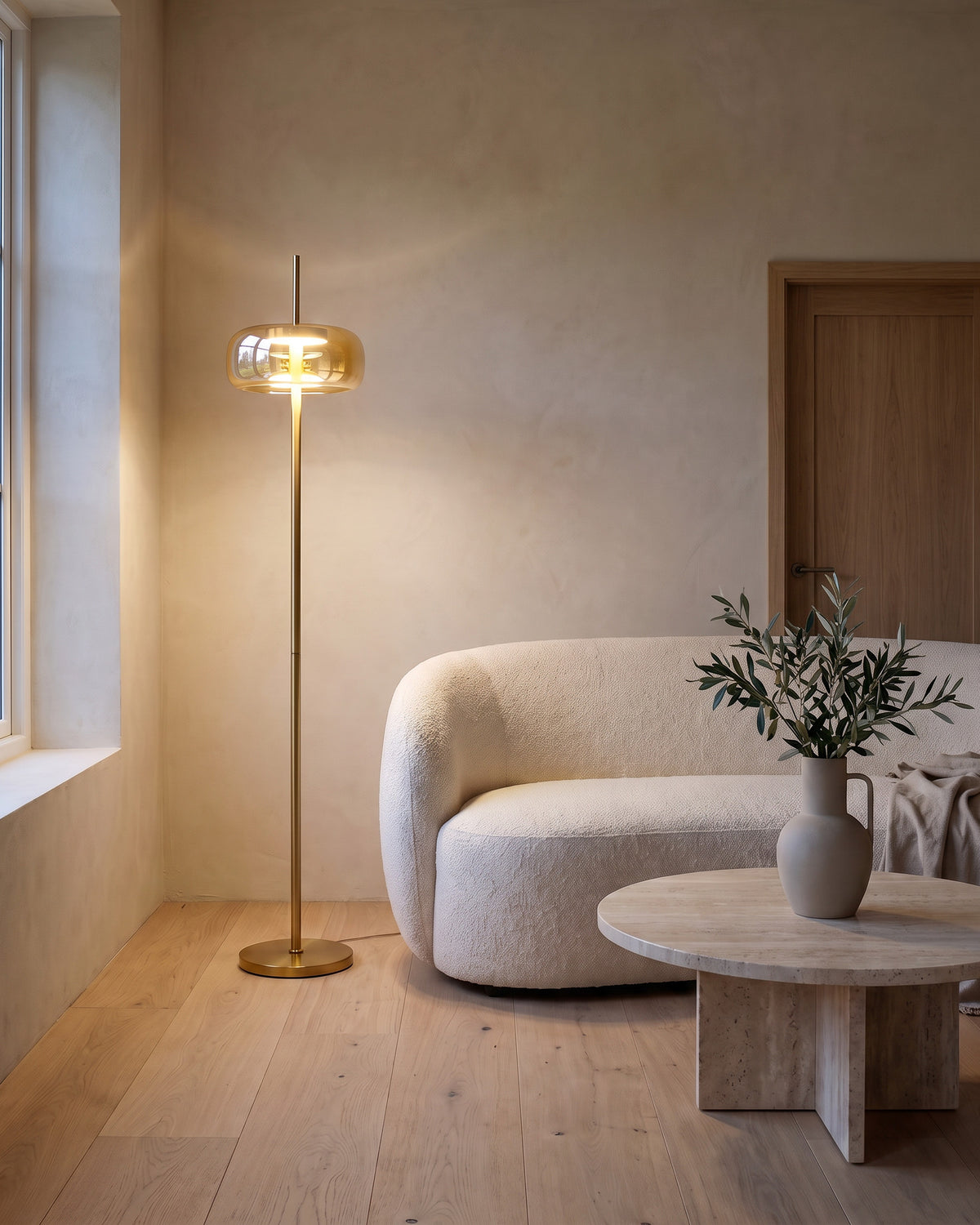 Lampadaire Cabochon dans un salon, vue d'ensemble qui montre sa taille réelle
