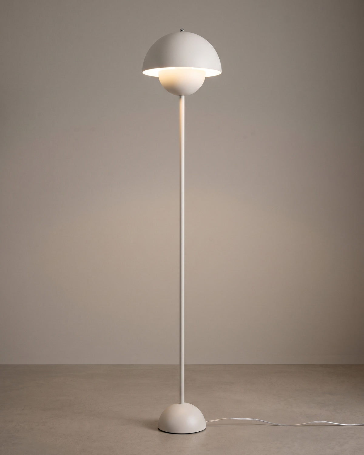 Lampadaire Capuchon, allumée, photo studio