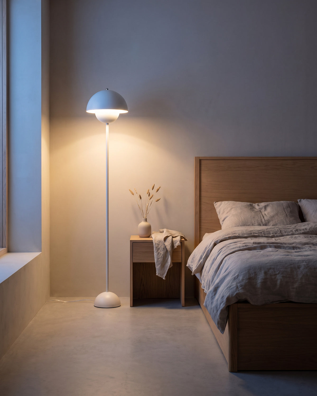 Lampadaire Capuchon, dans une chambre, en soirée