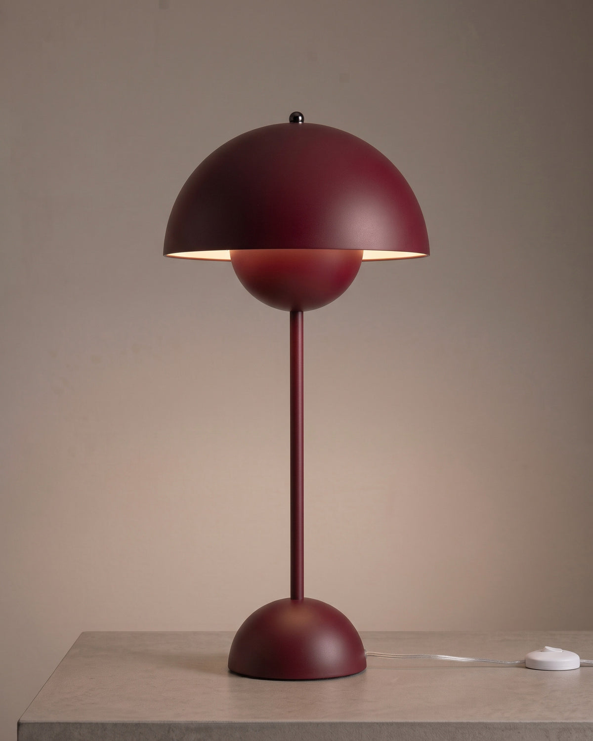 Lampe à poser Capuchon 50 cm, finition rouge bordeaux : abat-jour en dôme sur un meuble