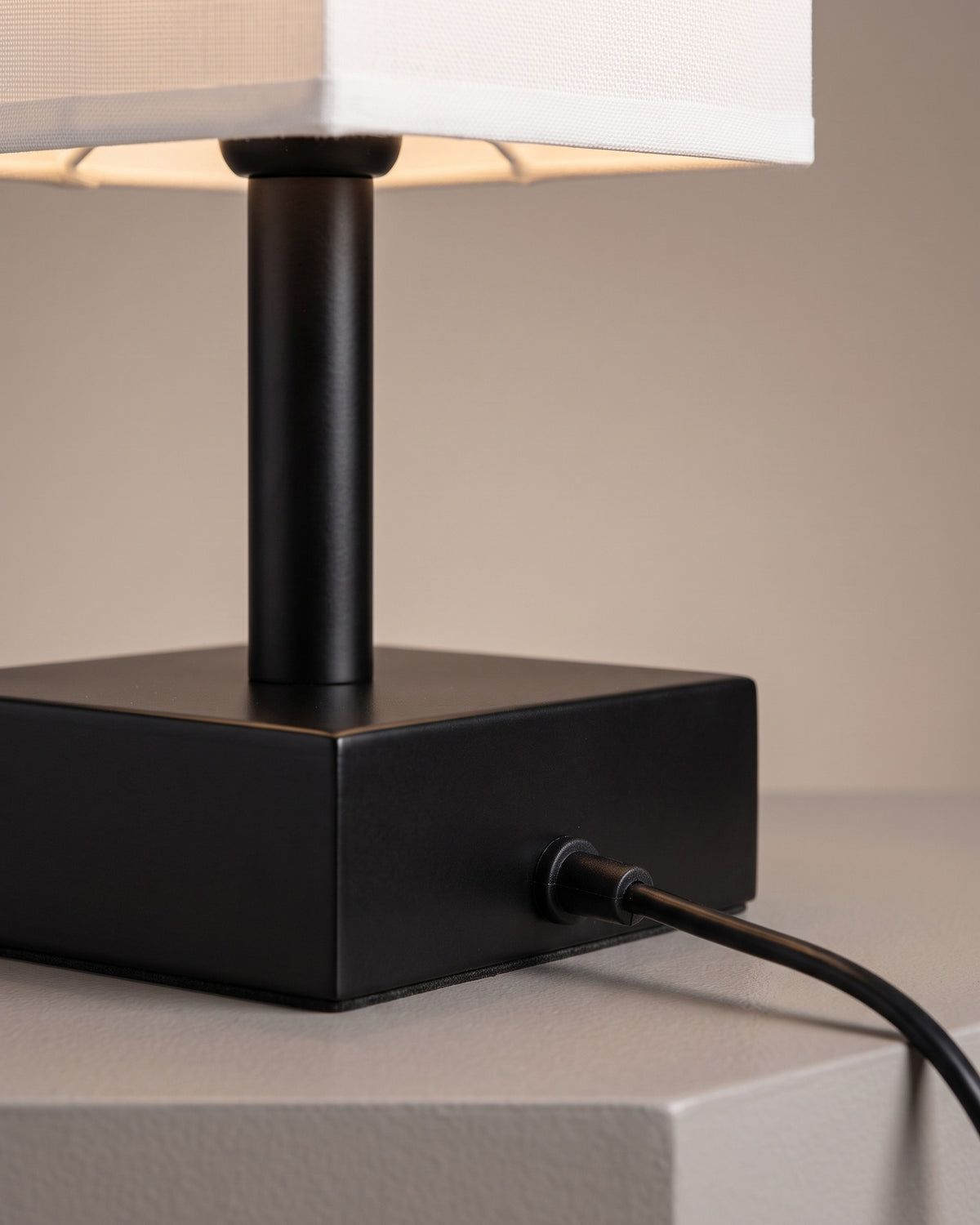 Lampe de table Pilastre : détail technique (fixation, câble ou douille)
